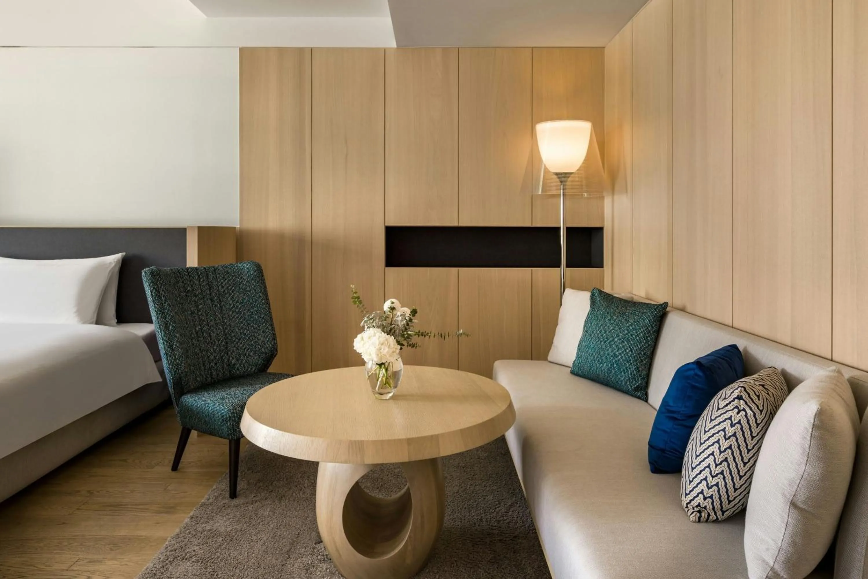 Living room, Bed in THE AMNIS, a Luxury Collection Hotel, Kaohsiung