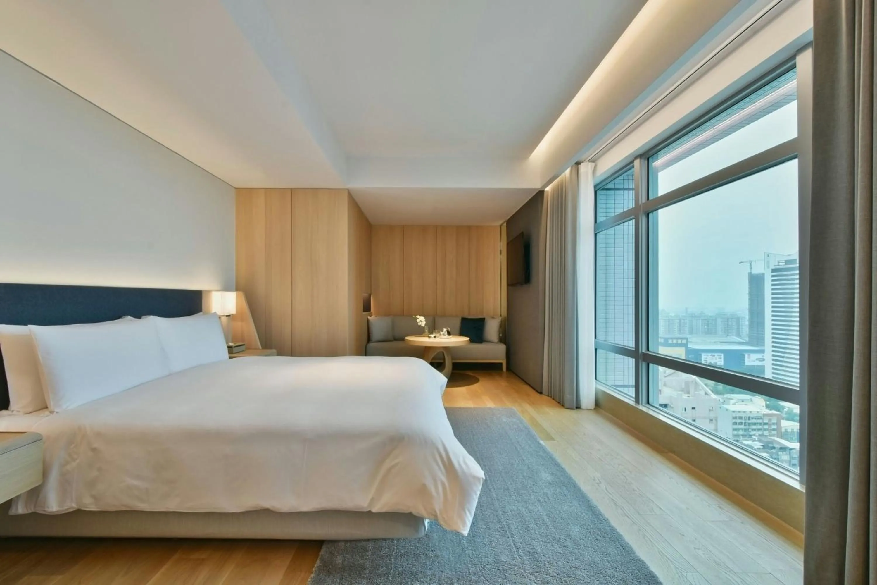 Photo of the whole room, Bed in THE AMNIS, a Luxury Collection Hotel, Kaohsiung
