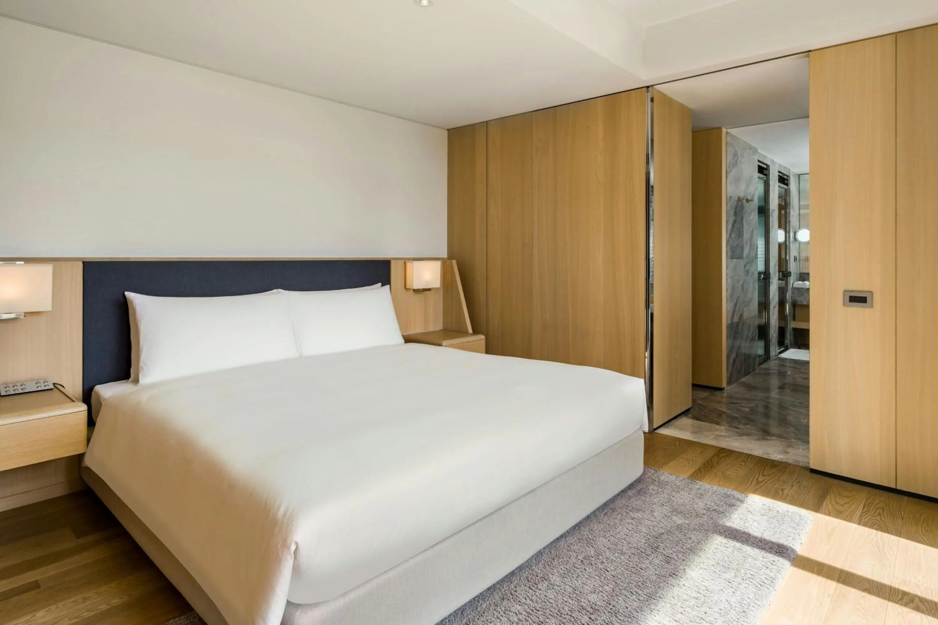 Photo of the whole room, Bed in THE AMNIS, a Luxury Collection Hotel, Kaohsiung