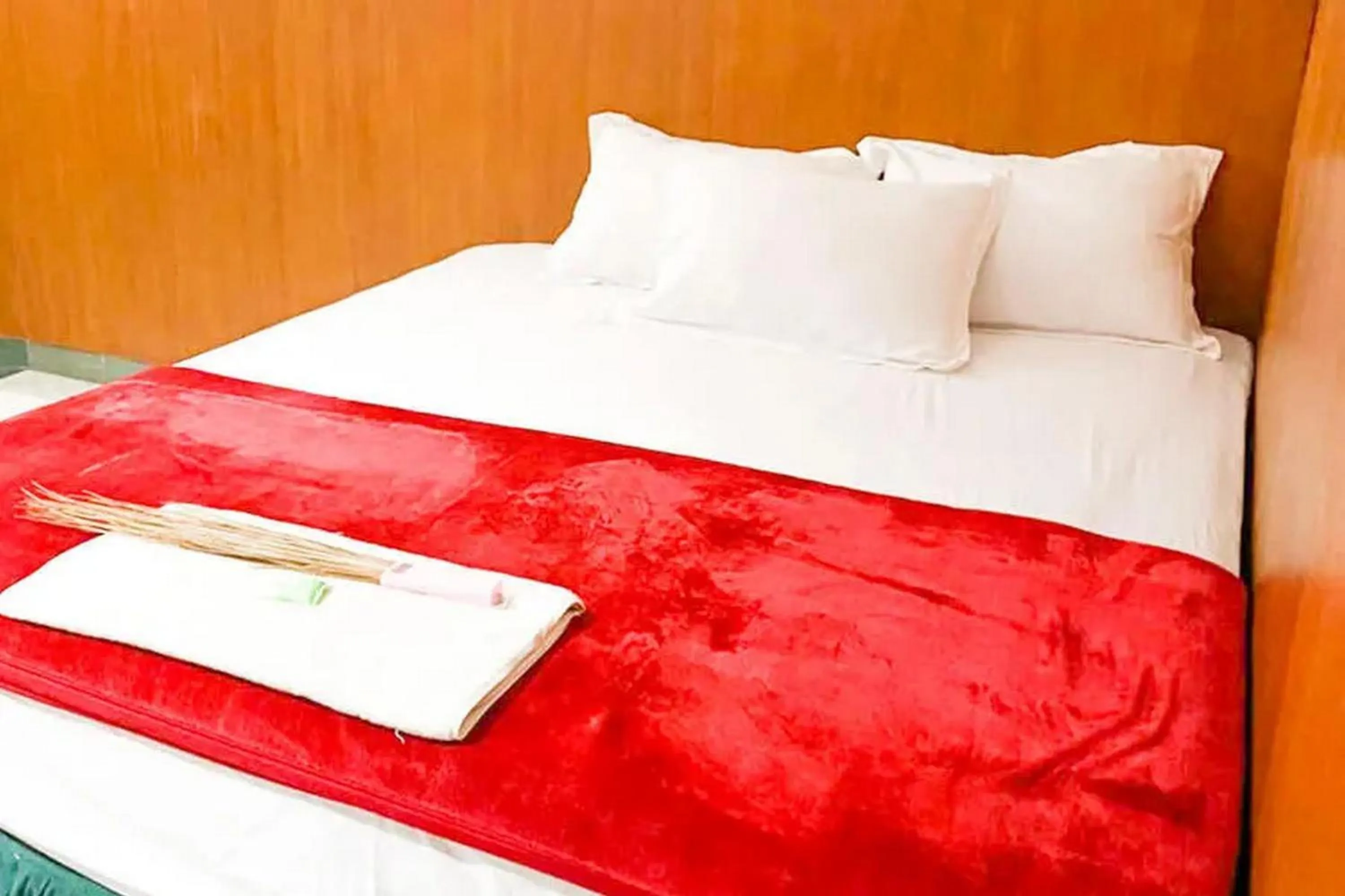 Bedroom, Bed in Hotel Shabine Rungkut Mitra RedDoorz