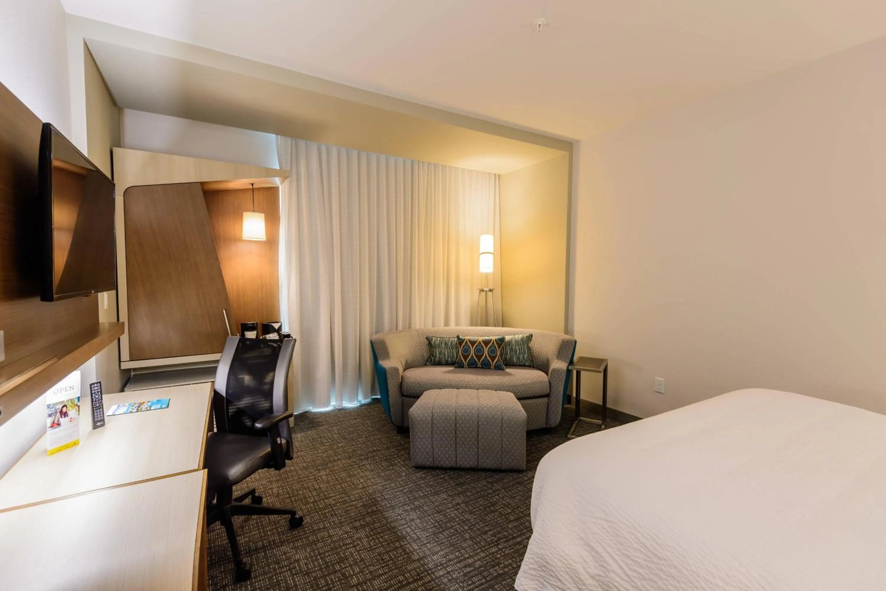 Photo of the whole room, Bed in Courtyard by Marriott Lake Jackson