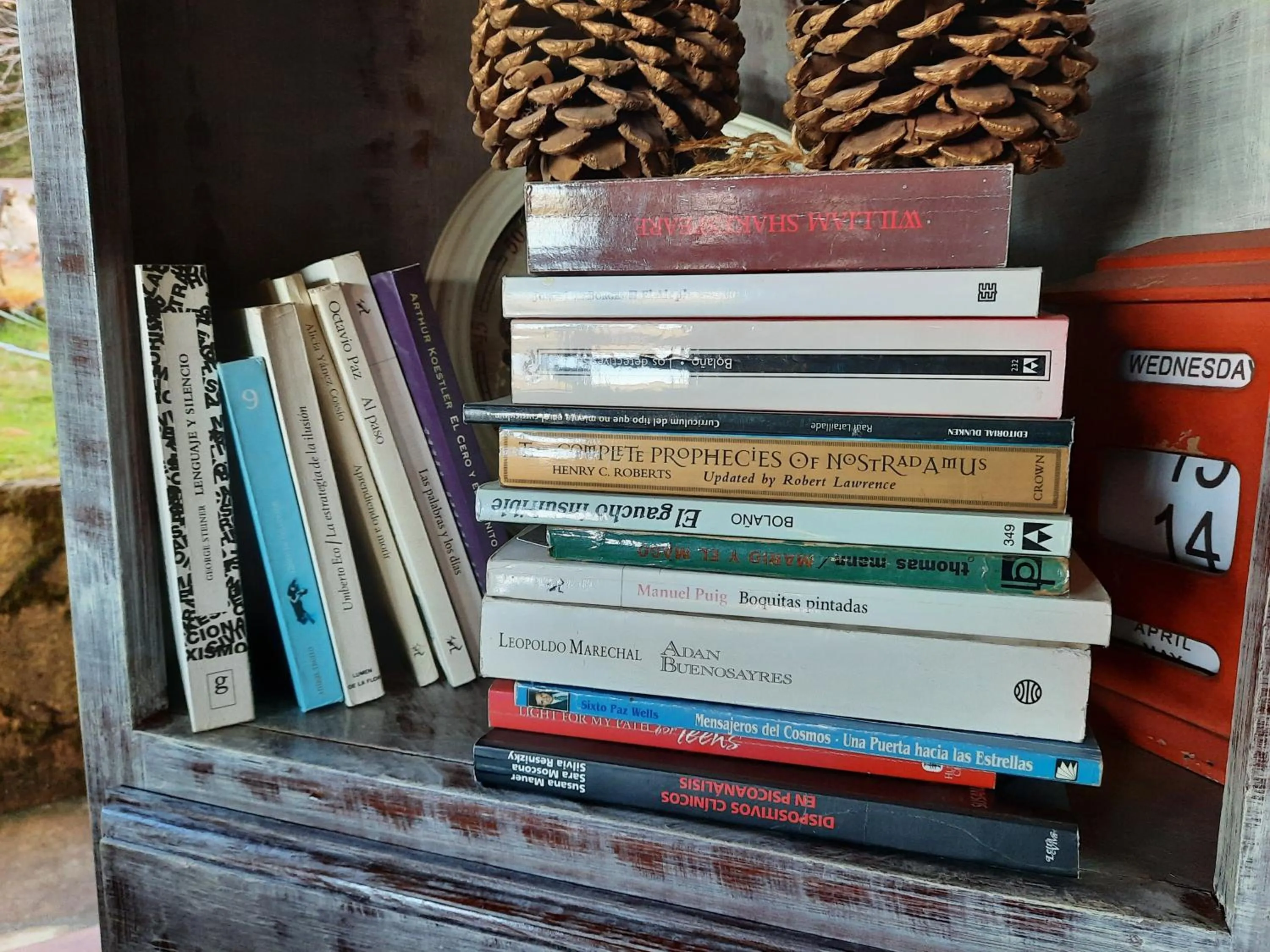 Library in Le Bouquet Apart Hotel