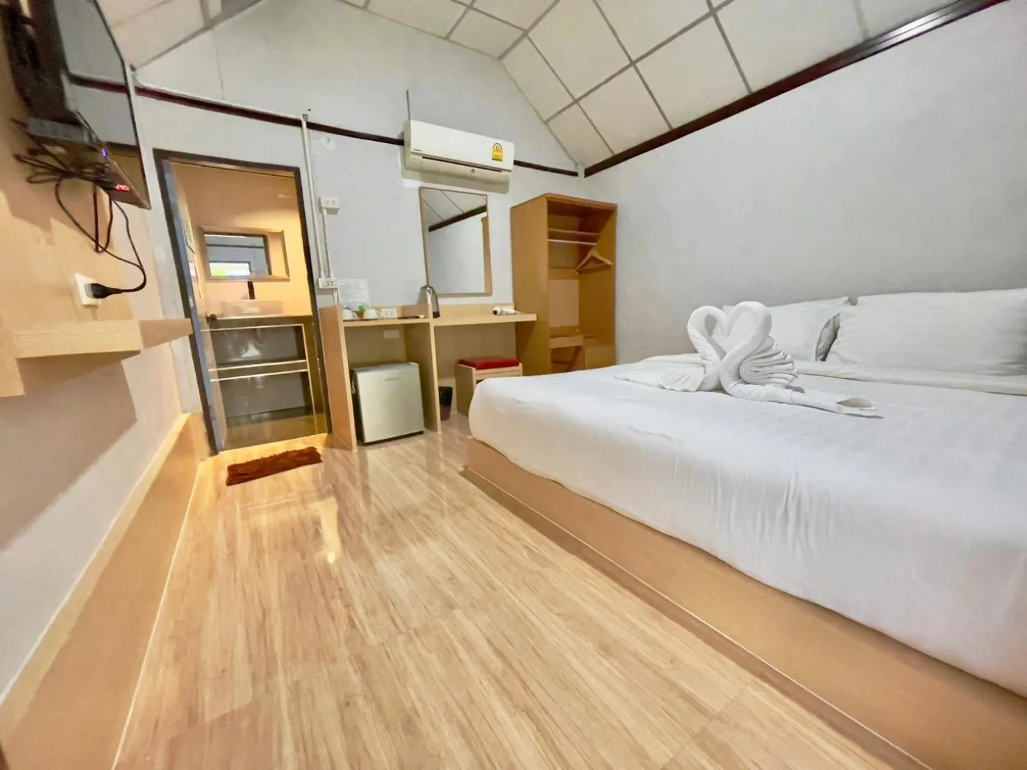 Bed in Sea To Moon Lipe