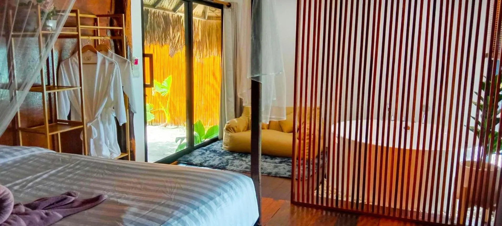 Bed in Sea To Moon Lipe