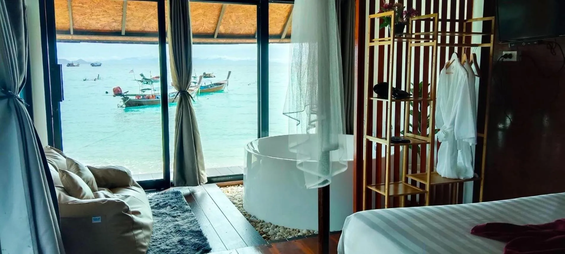 Bed in Sea To Moon Lipe