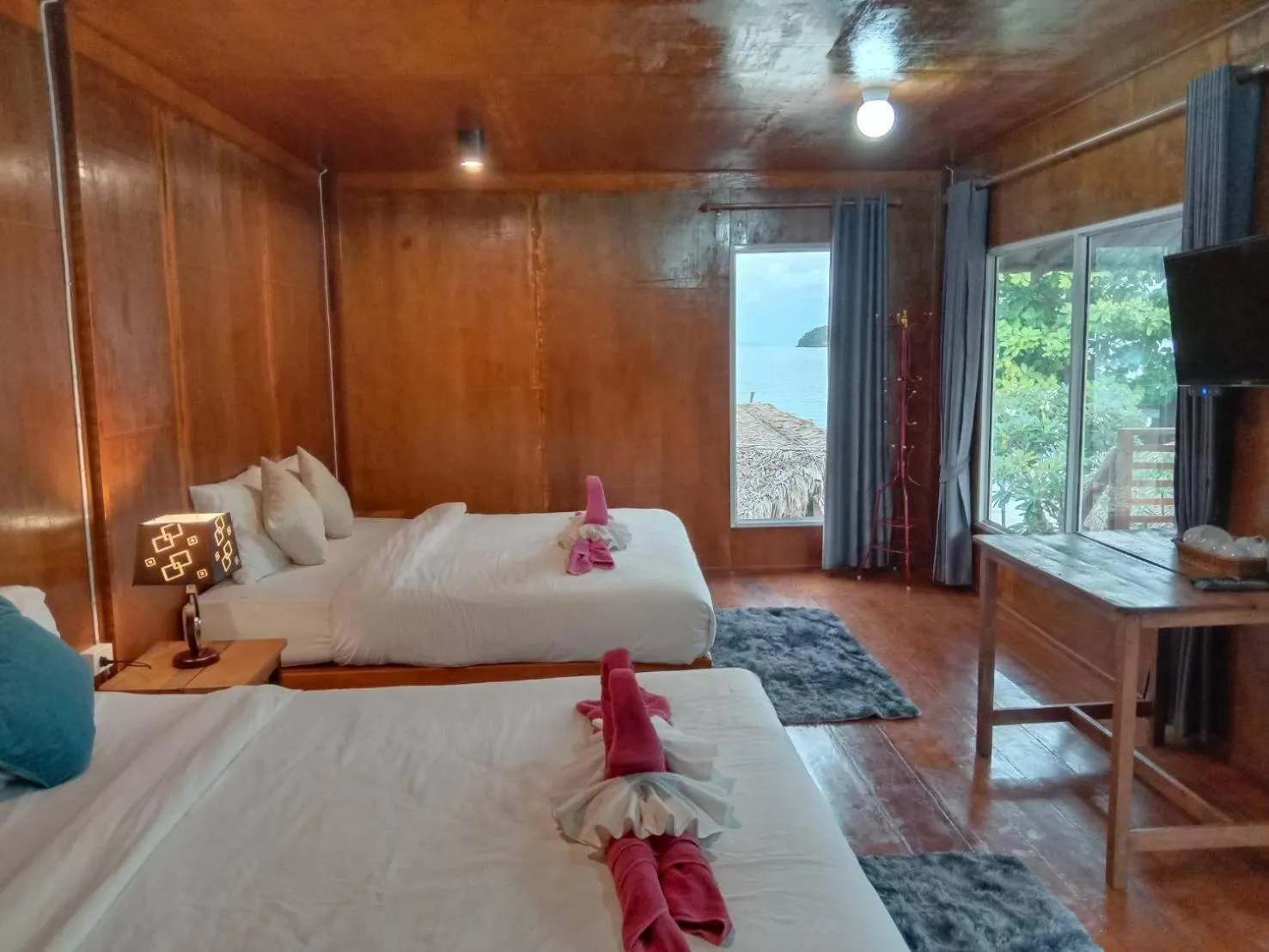 Bed in Sea To Moon Lipe