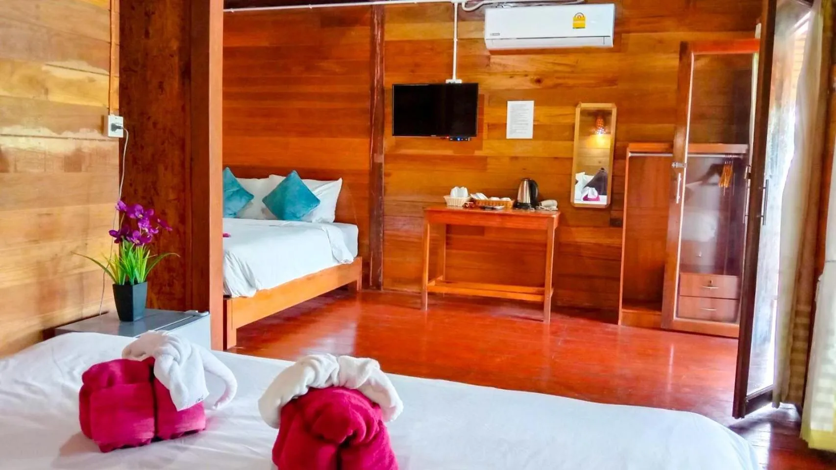 Bed in Sea To Moon Lipe