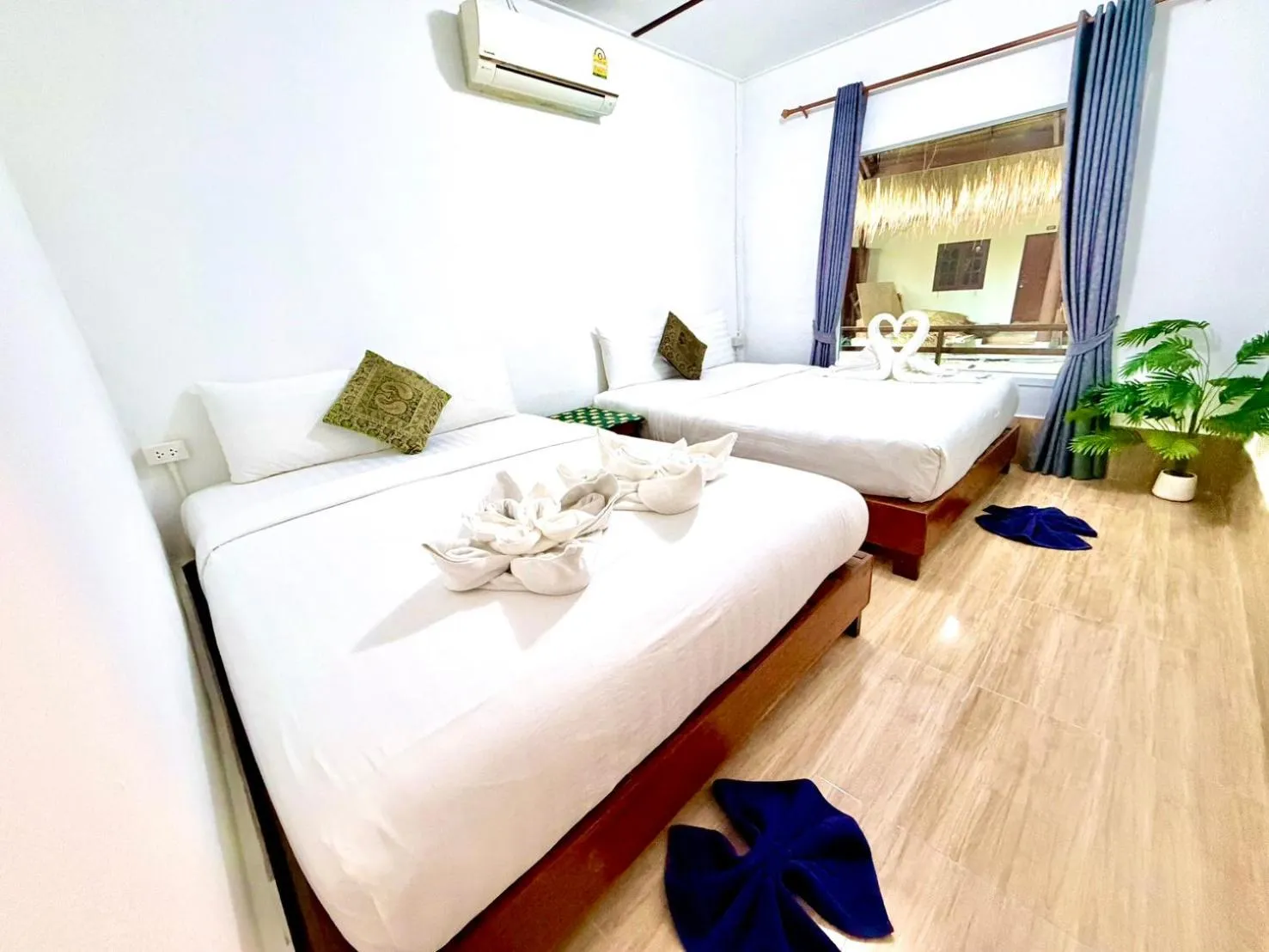 Bed in Sea To Moon Lipe