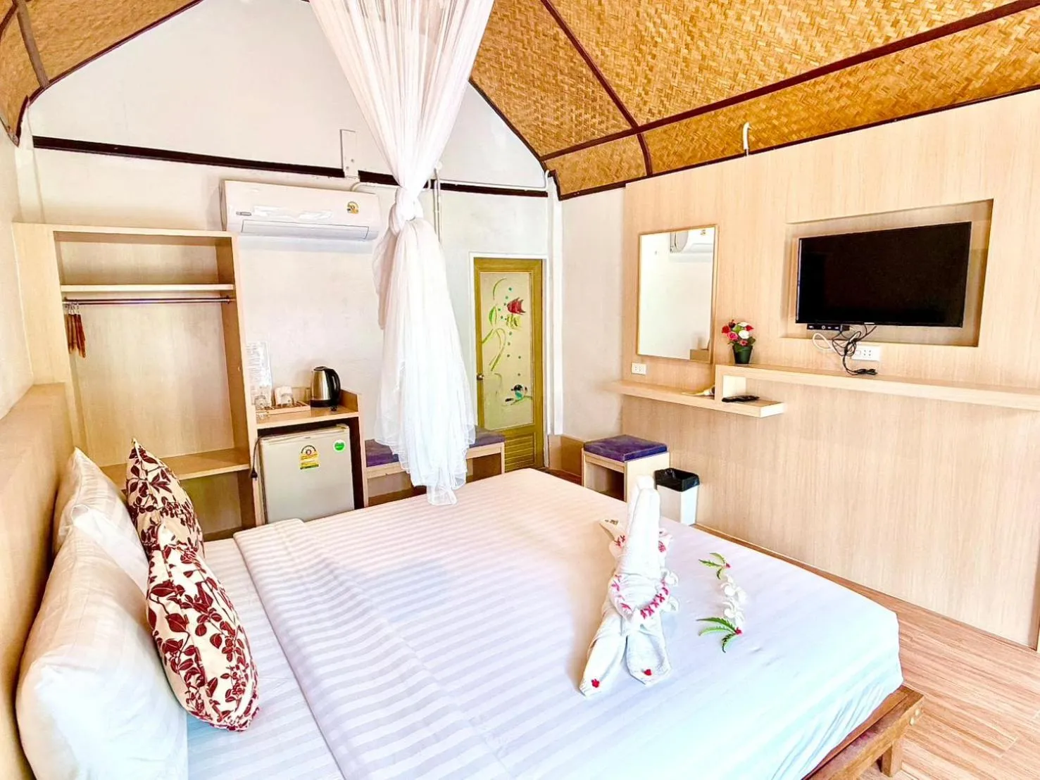 Bed in Sea To Moon Lipe