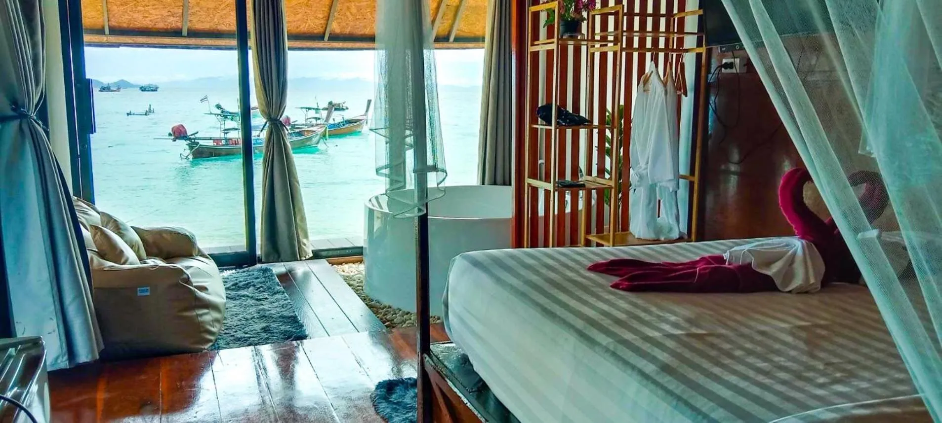 Bed in Sea To Moon Lipe