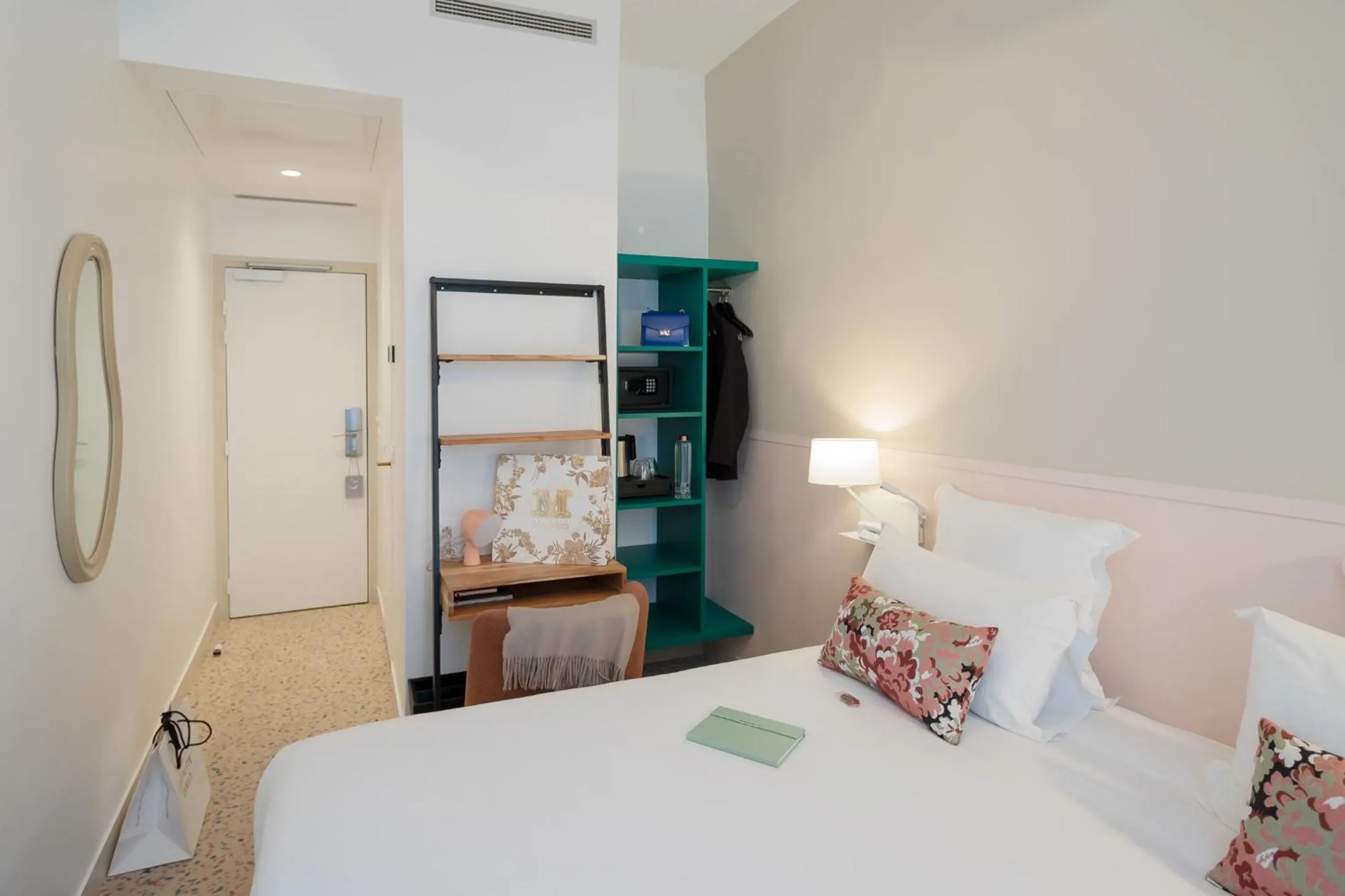 Bedroom, Bed in Trendy Canettes Hotel