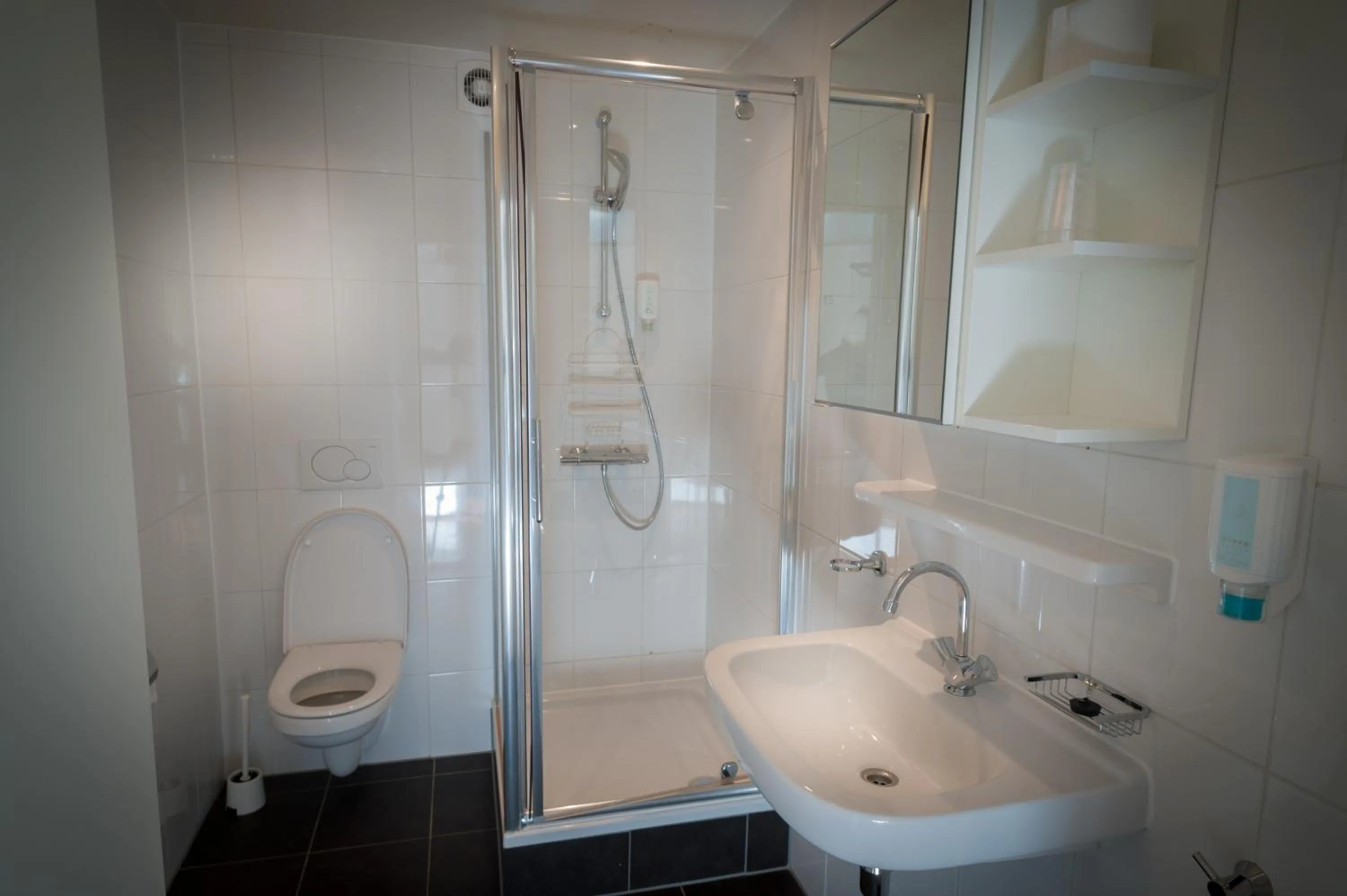 Shower in Hotel Grand Cafe Deight