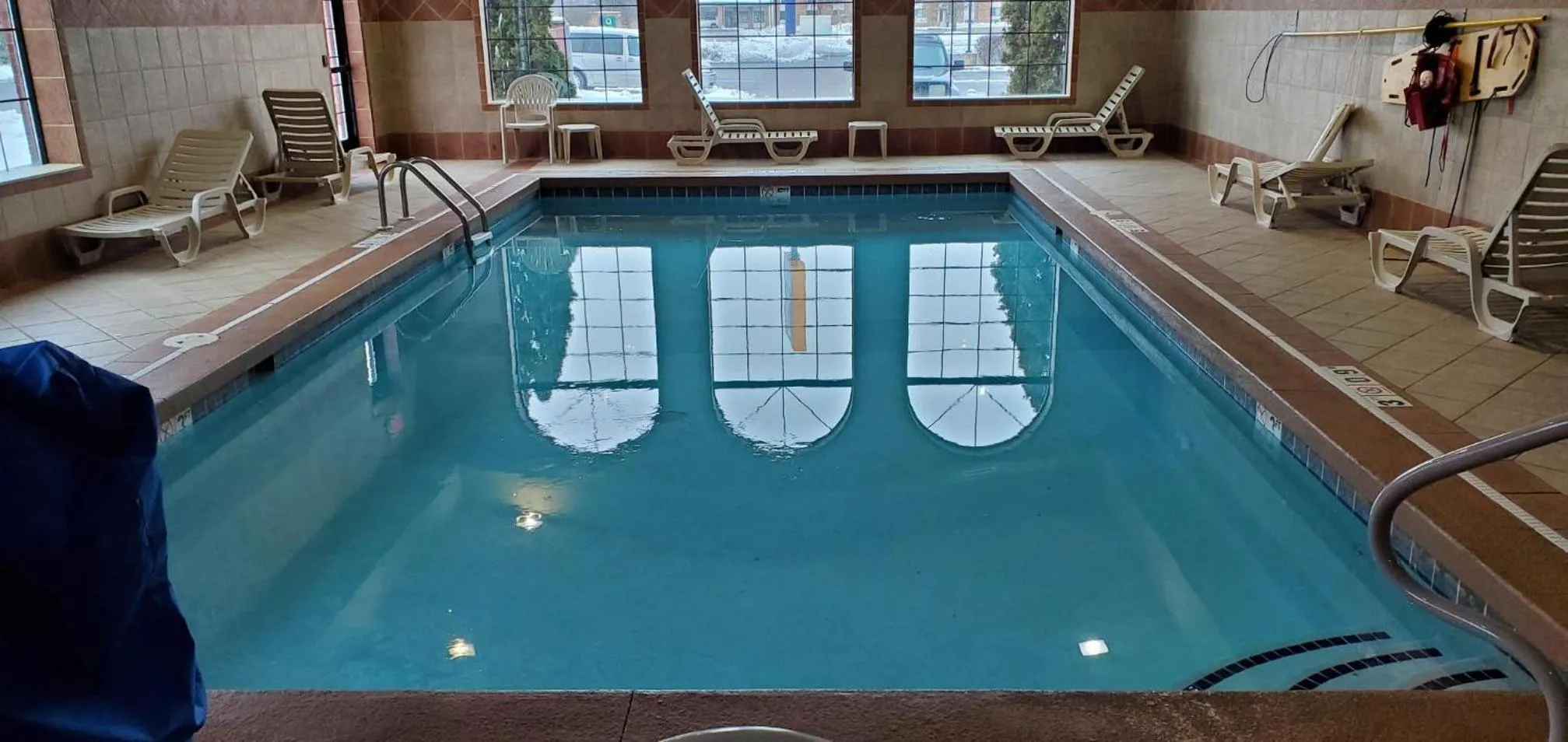 Swimming pool in Comfort Suites Grand Rapids South
