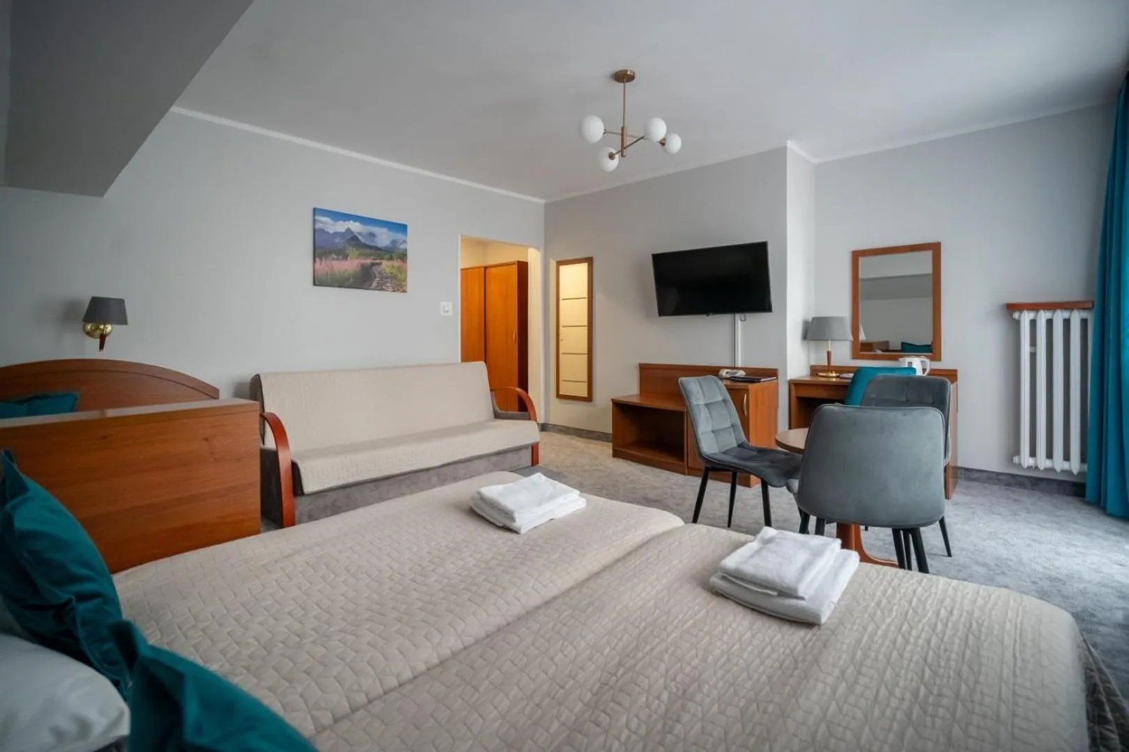 Communal lounge/ TV room, Bed in Zespół Dolina Białego - Pensjonat Telimena