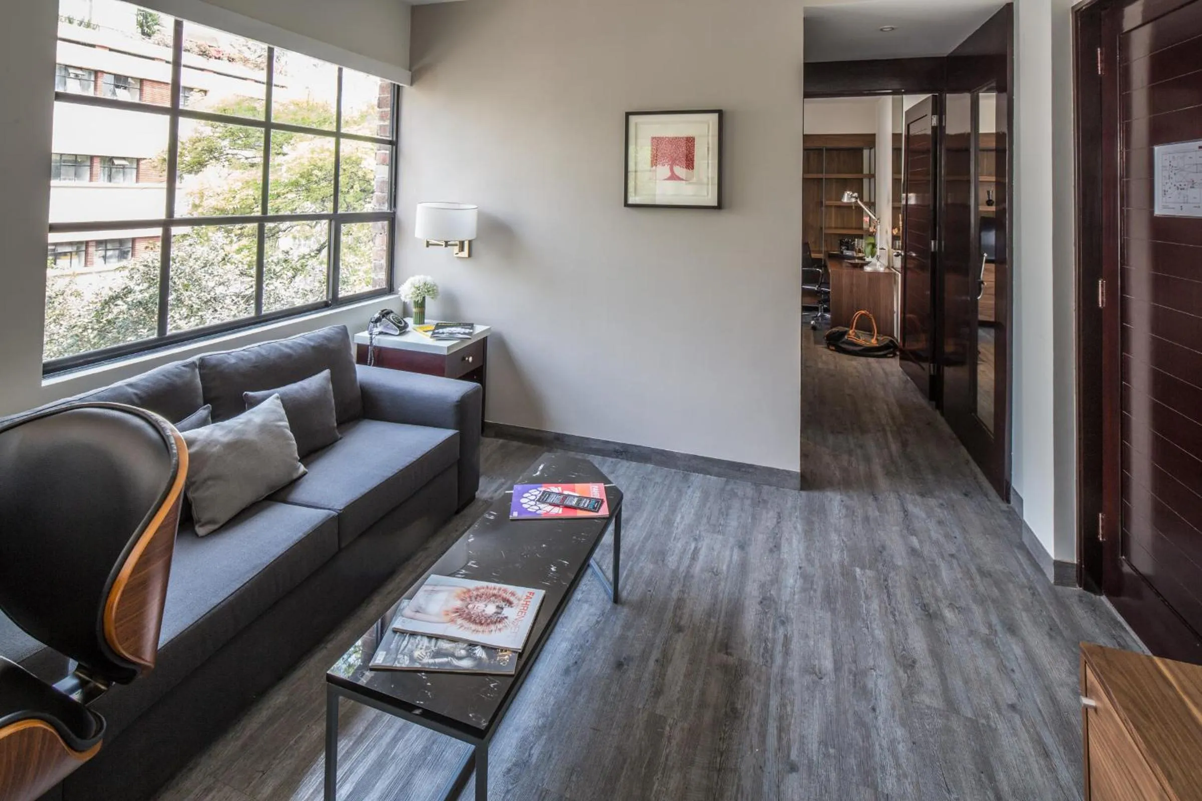 Seating area in FlowSuites Polanco