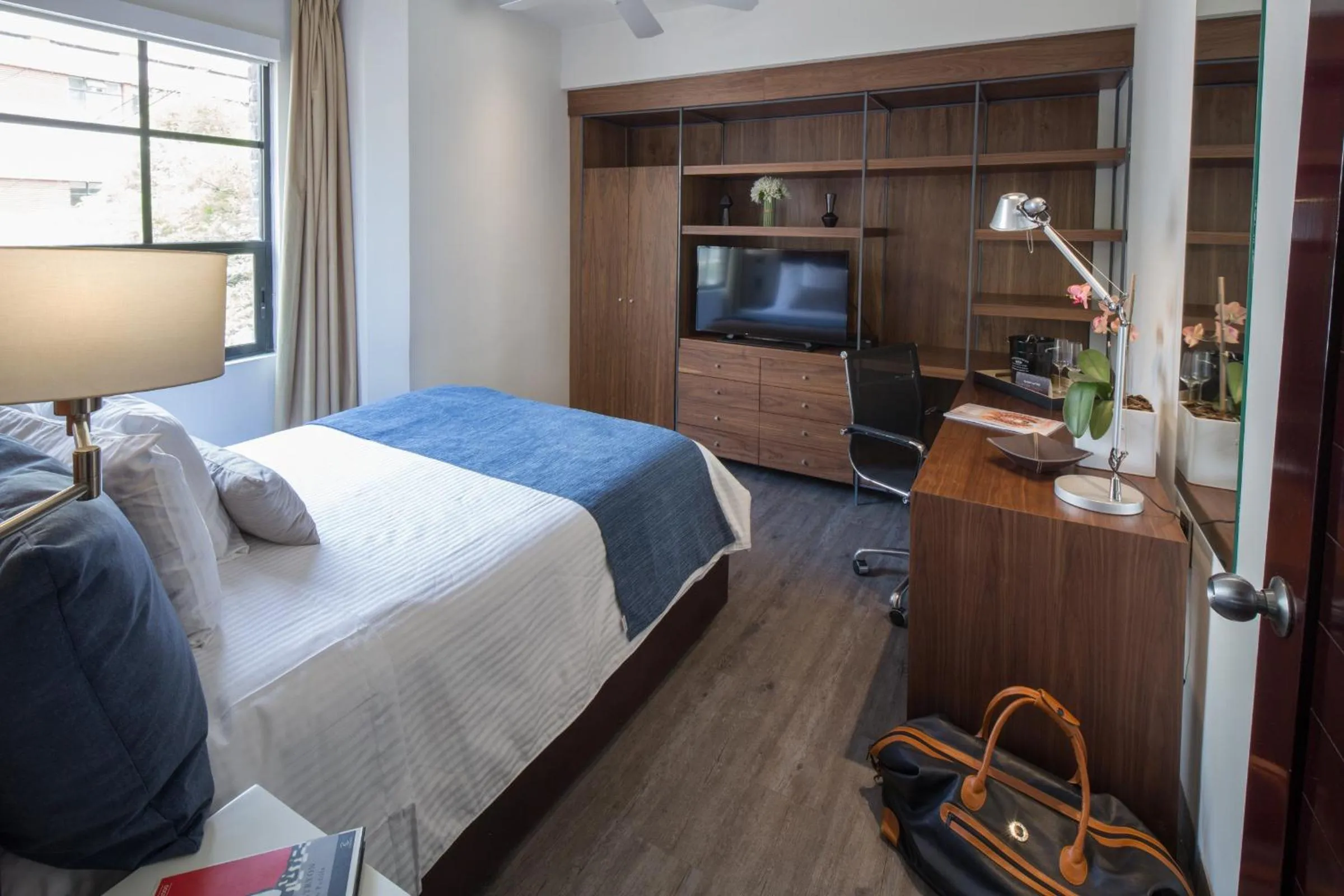 Photo of the whole room, Bed in FlowSuites Polanco