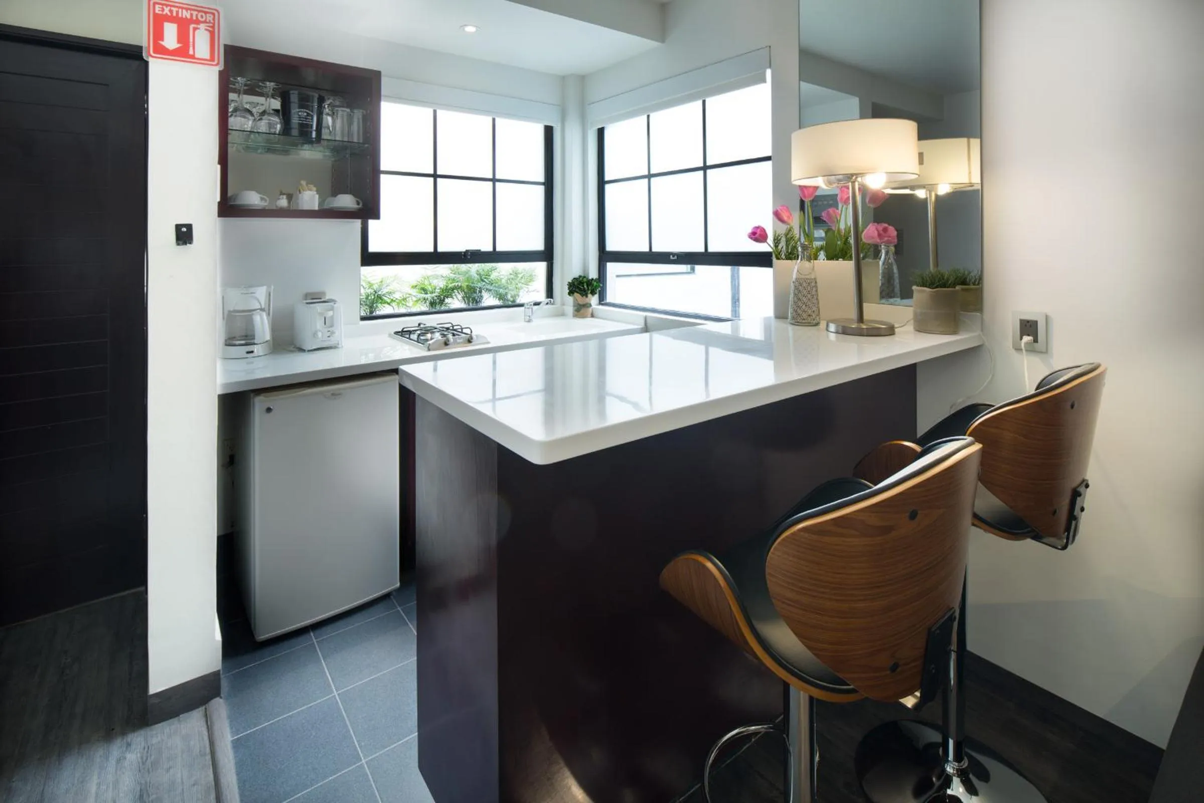 Kitchen or kitchenette in FlowSuites Polanco