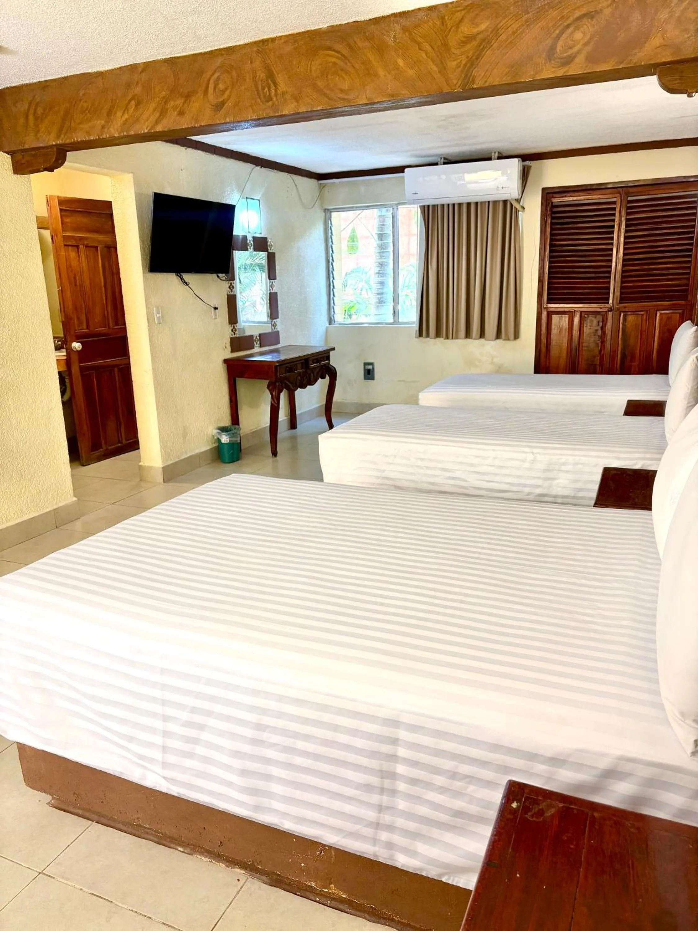 Bedroom, Bed in Suites Cancun Center