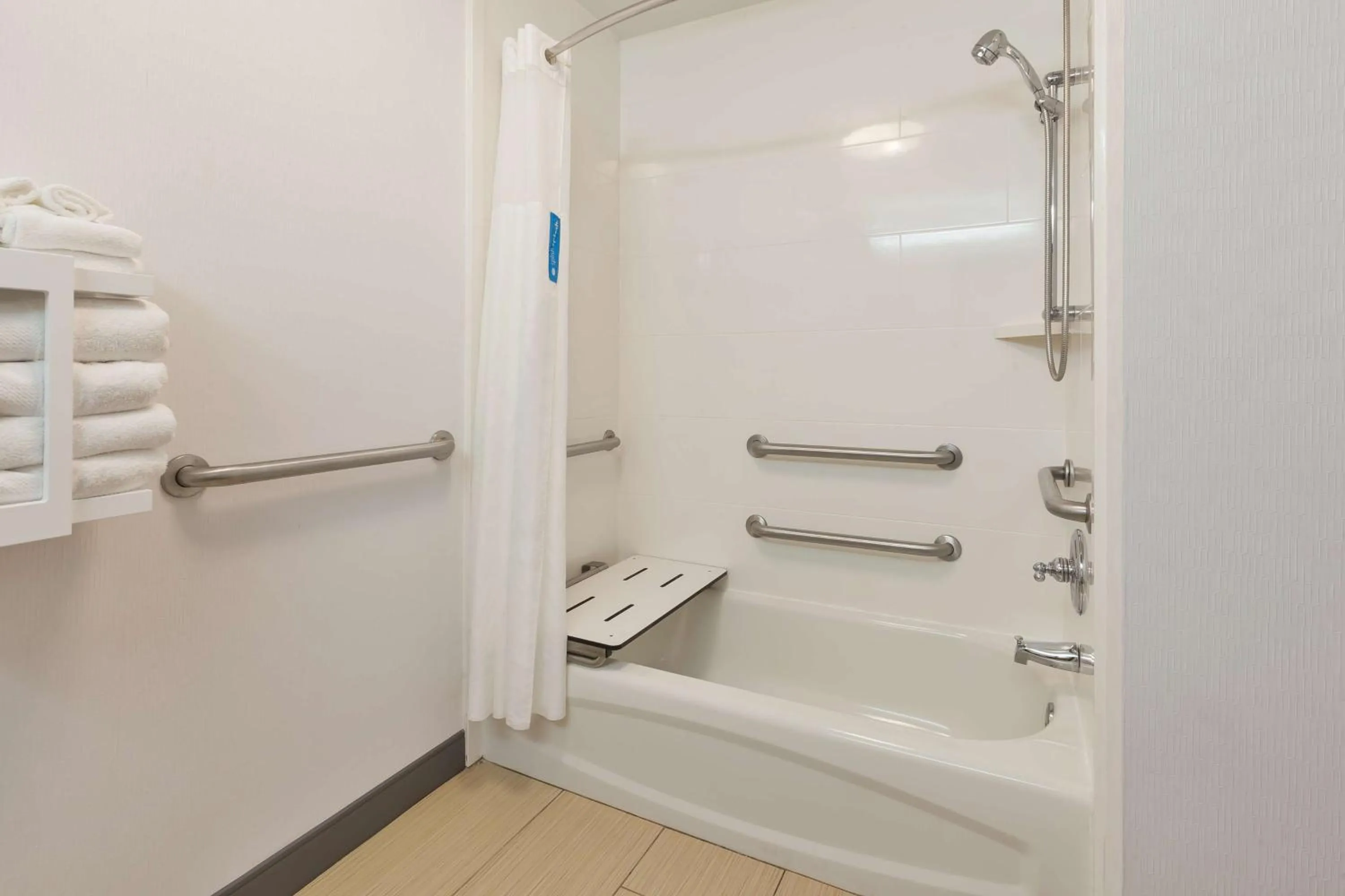 Bathroom in Hampton Inn Cincinnati Airport-North