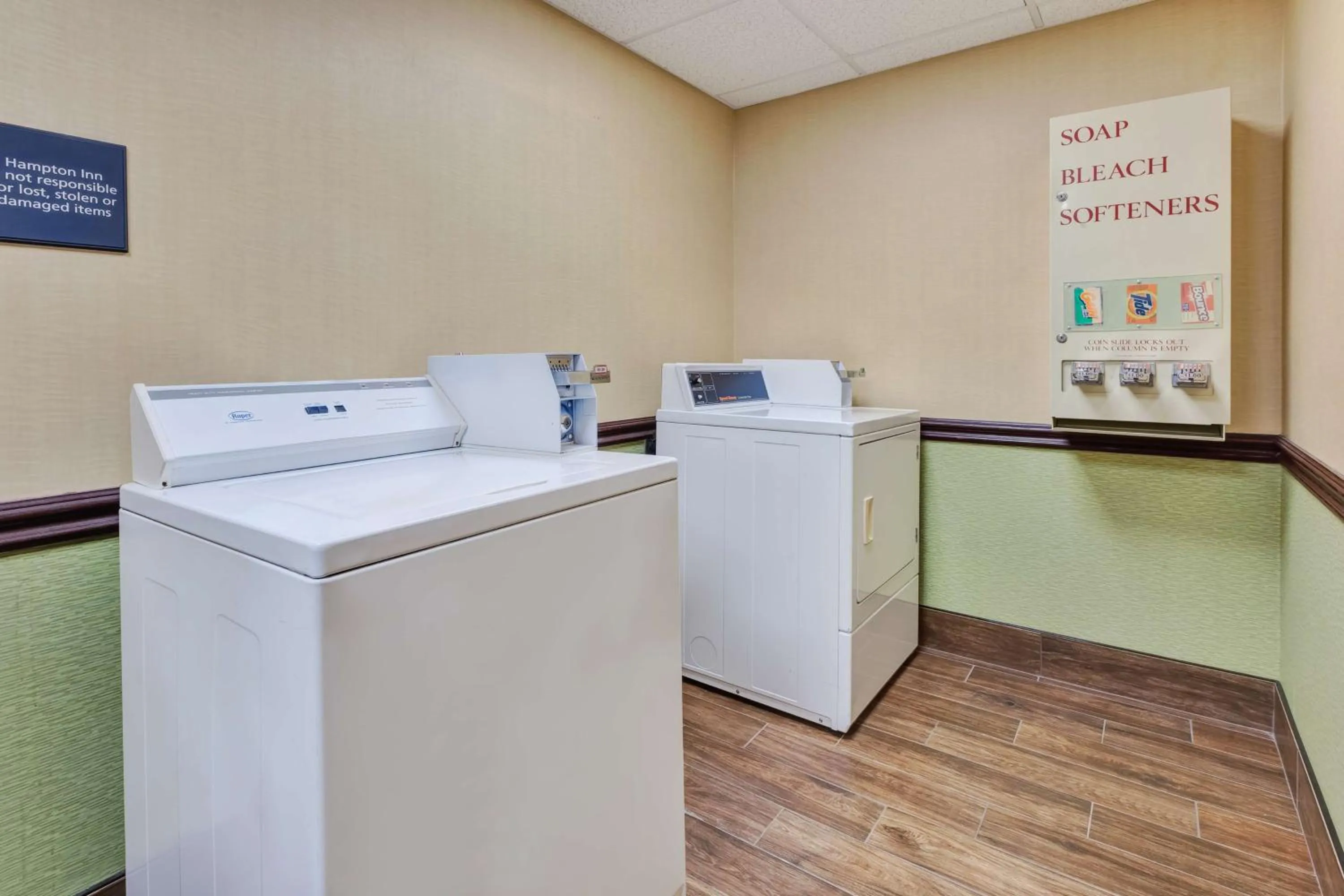 Property building in Hampton Inn Cincinnati Airport-North