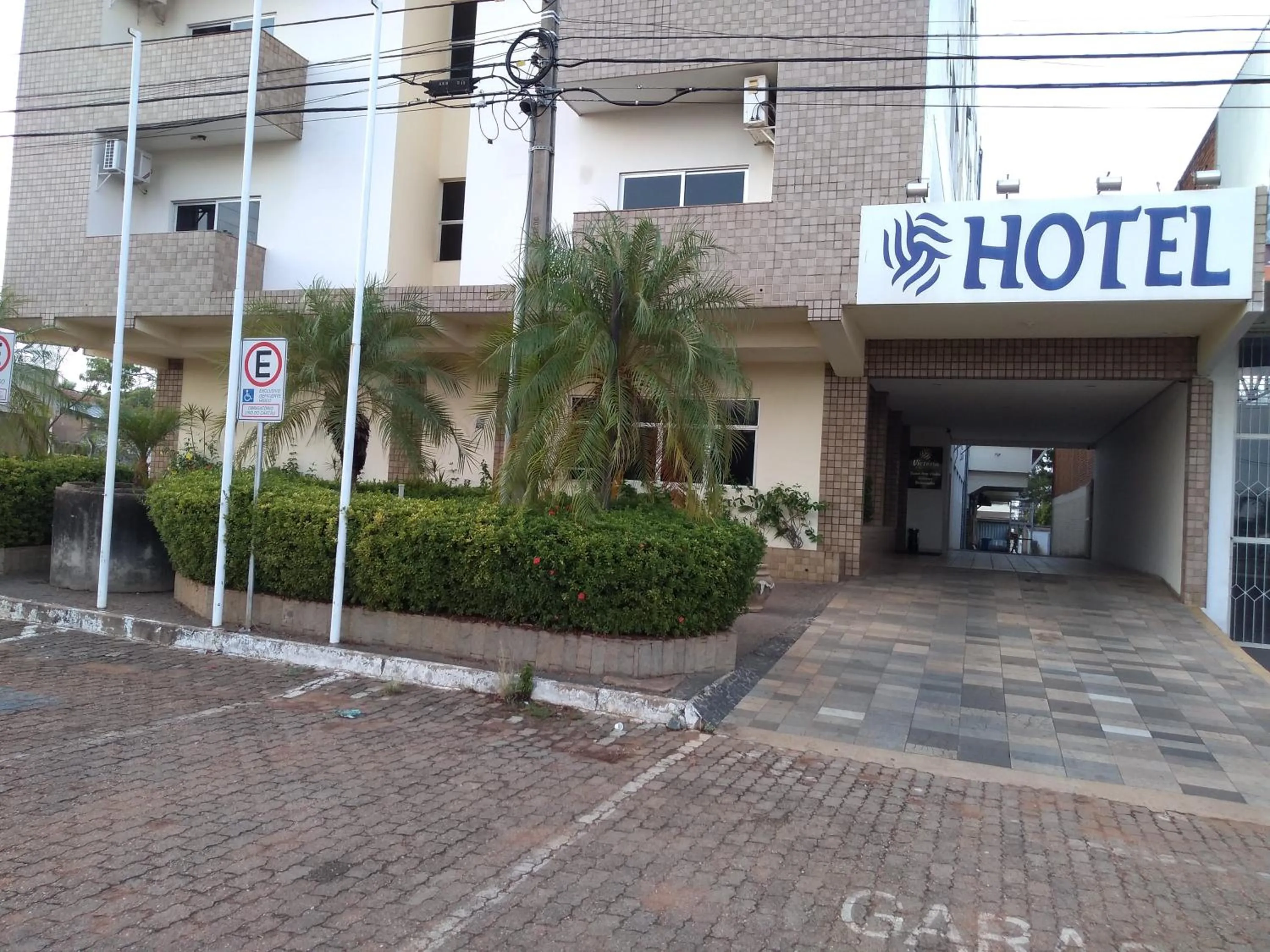 Facade/entrance in Victoria Plaza Hotel