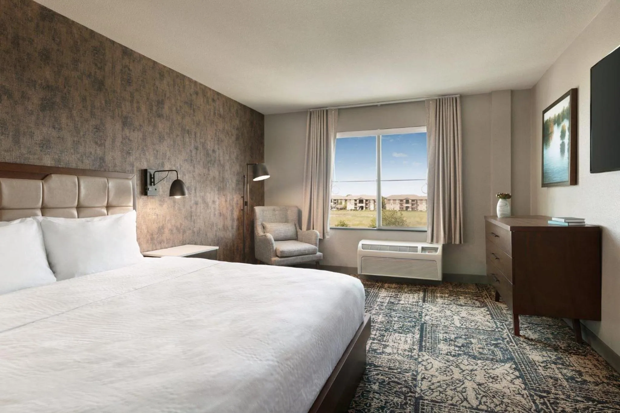 Bed in Four Points by Sheraton Sacramento Airport