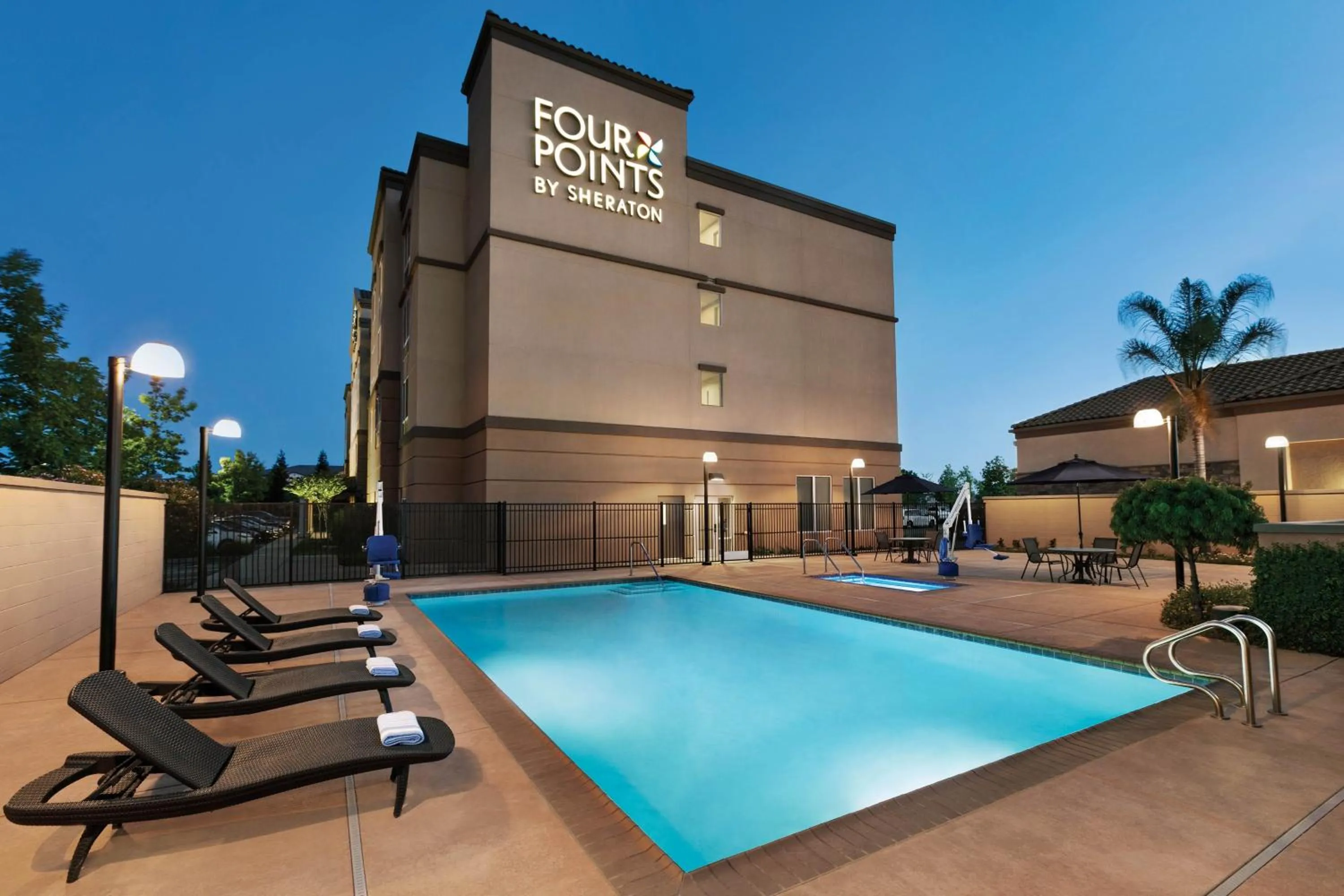 Swimming pool in Four Points by Sheraton Sacramento Airport