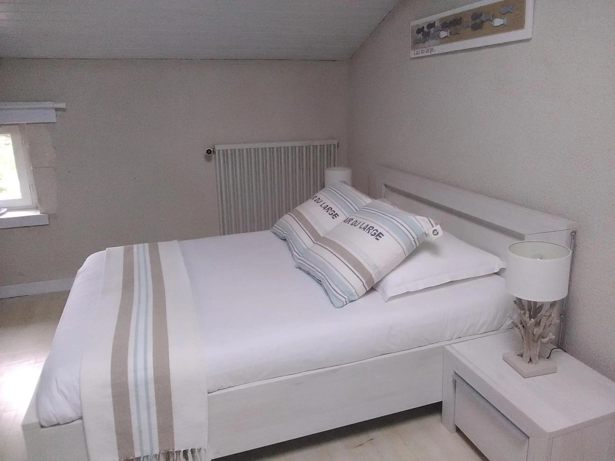 Photo of the whole room, Bed in Le Marais Picotin