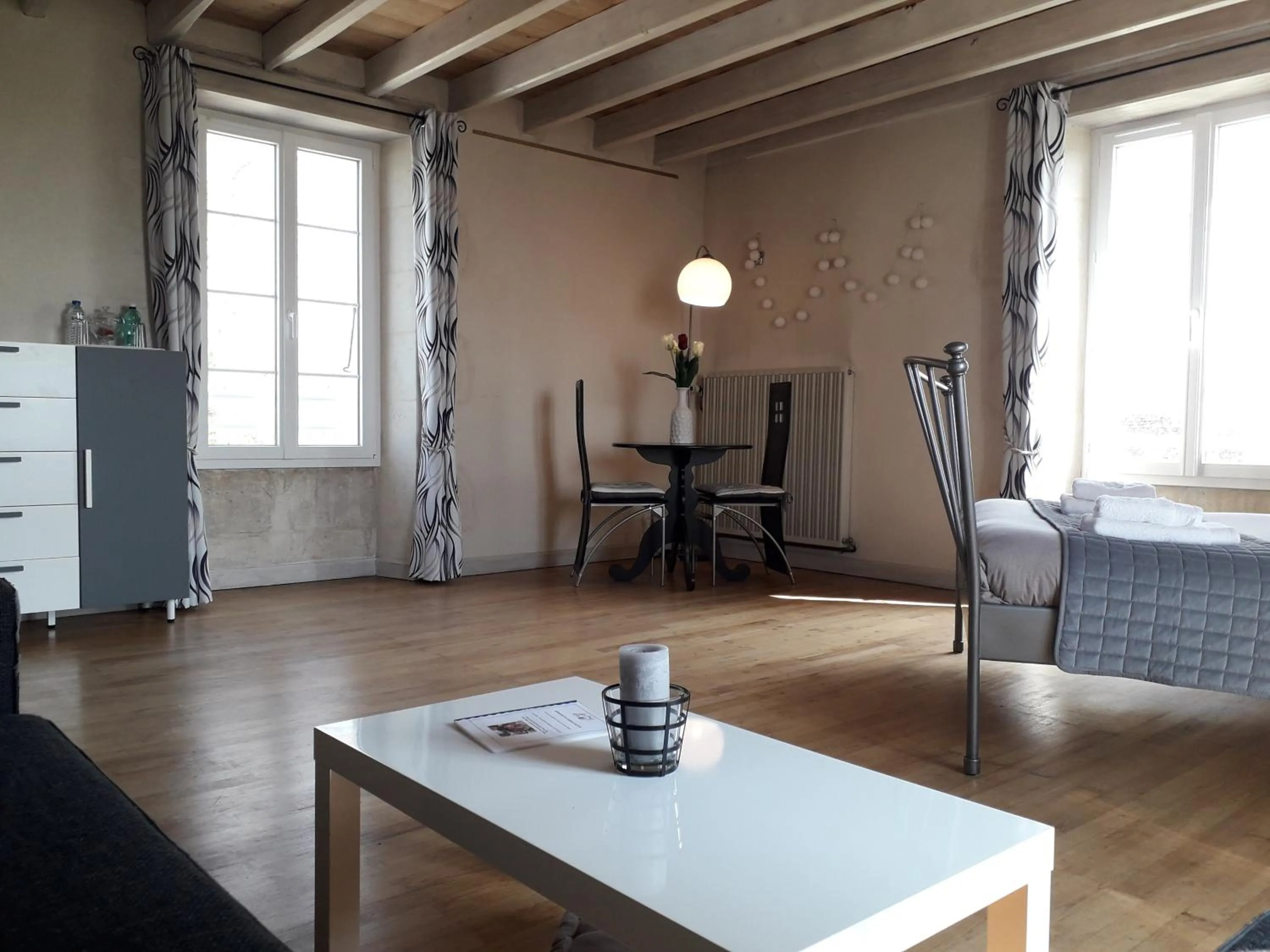 Photo of the whole room in Le Marais Picotin