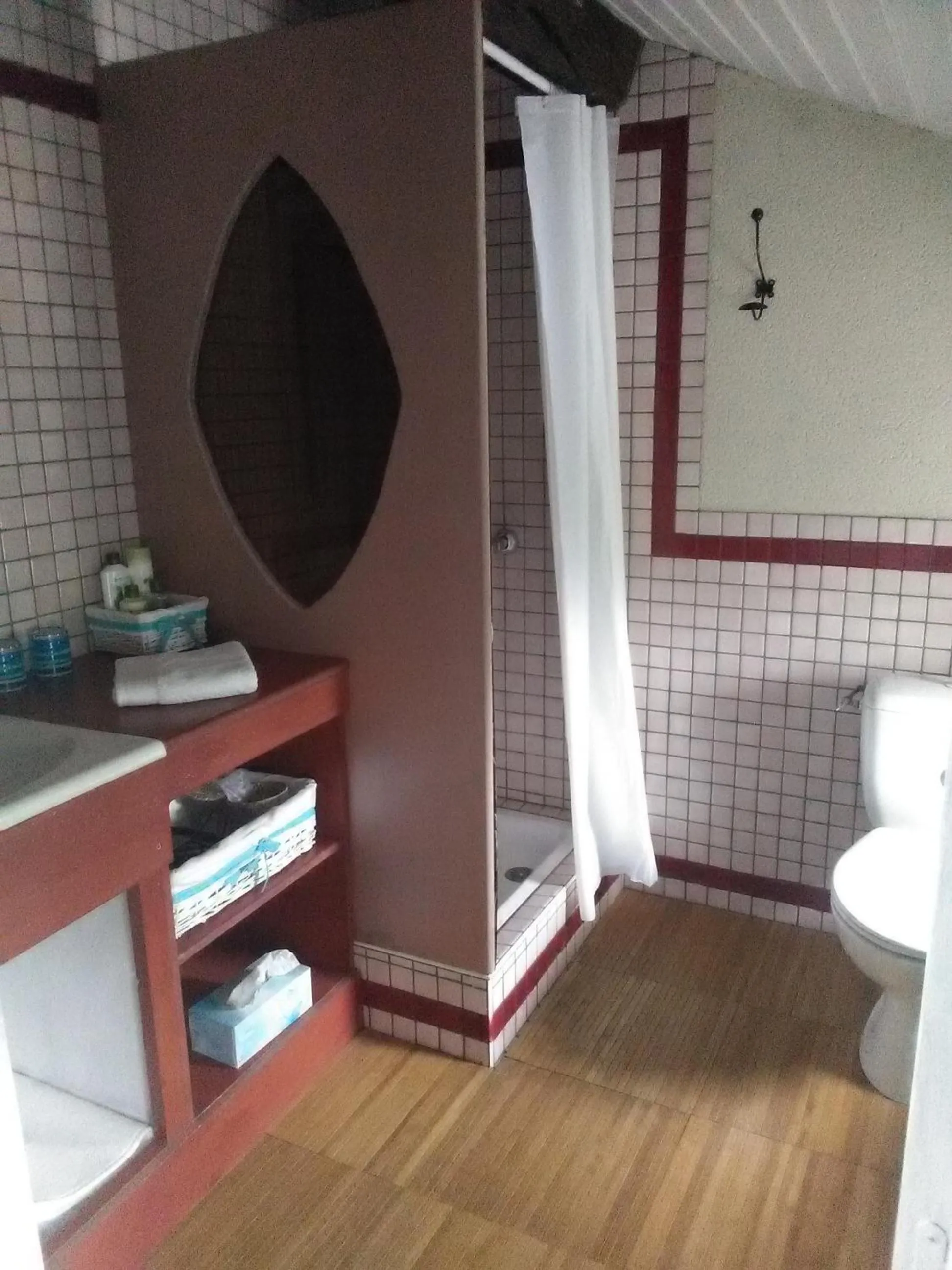 Bathroom in Le Marais Picotin