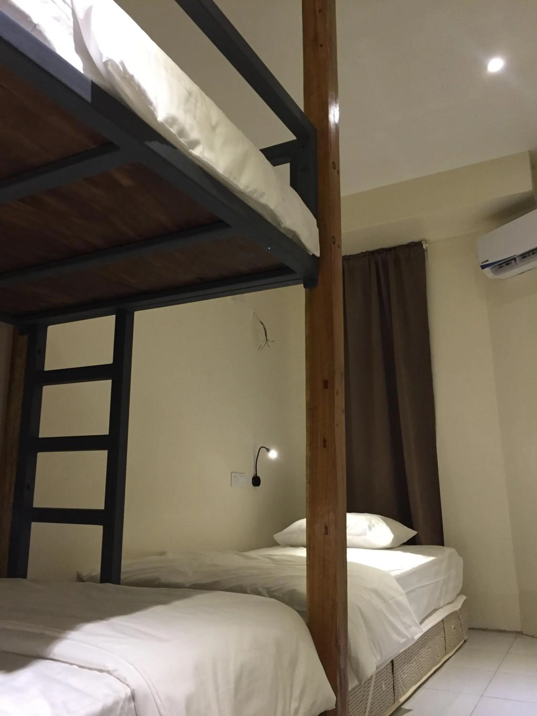 Photo of the whole room, Bed in Kuree Hut