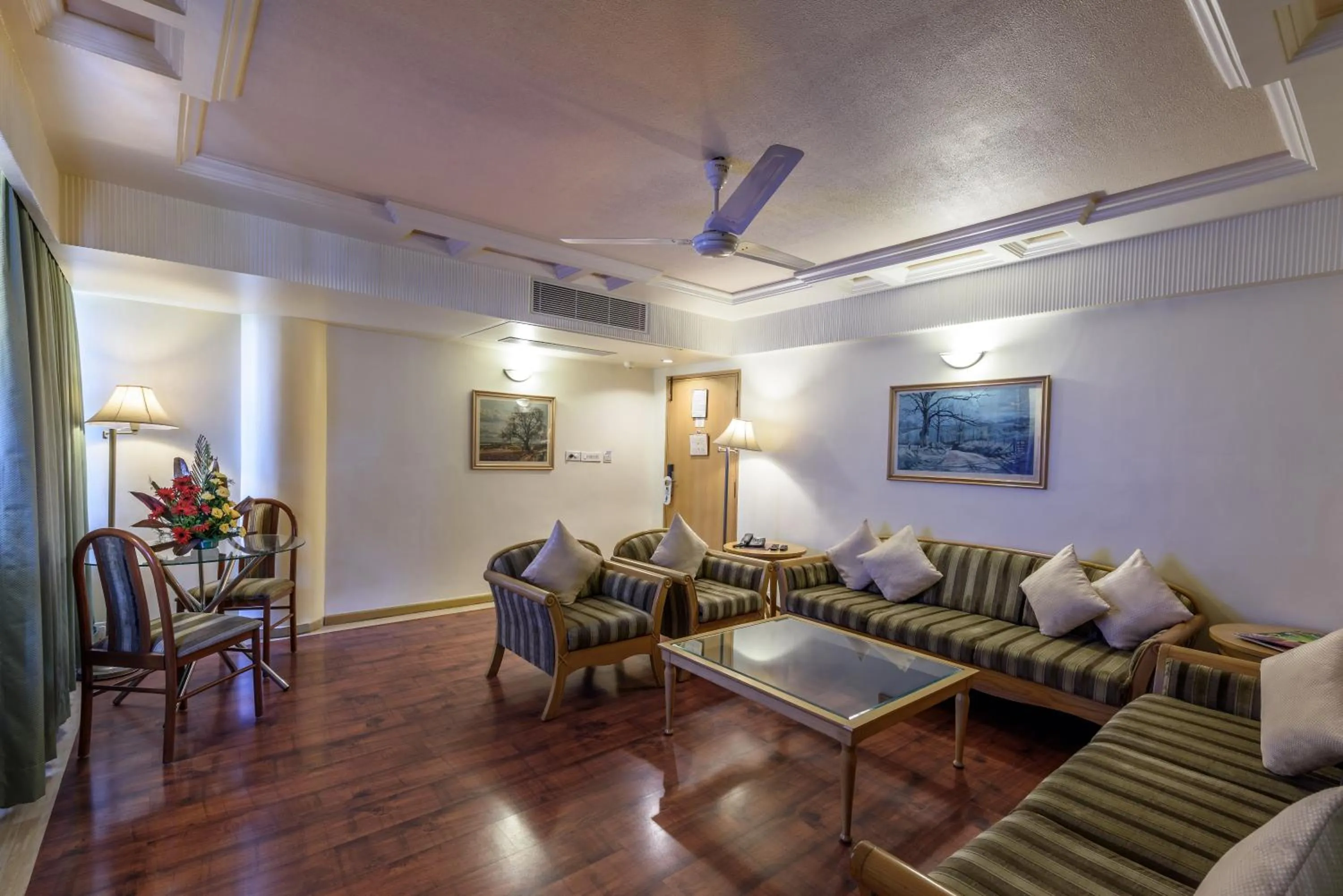 Living room in Comfort Inn President Near Ahmedabad Junction Station