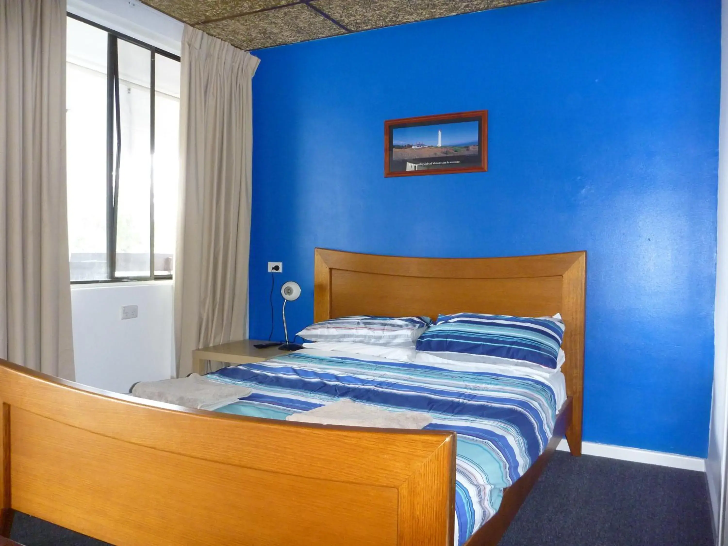 Double Room with Private Bathroom in Adelaide Travellers Inn Backpackers Hostel Double Room with Private Bathroom in Adelaide Travellers Inn Backpackers Hostel