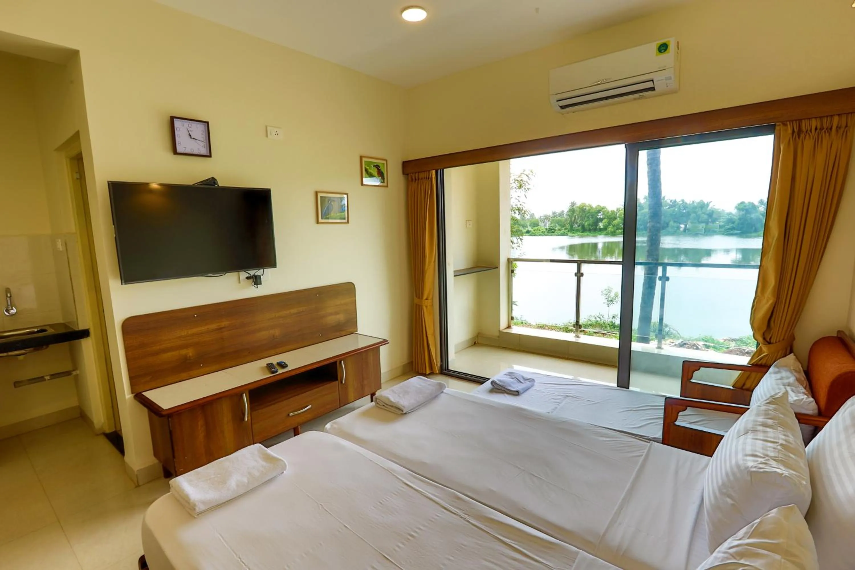 Communal lounge/ TV room, Bed in Resort Primo Bom Terra Verde