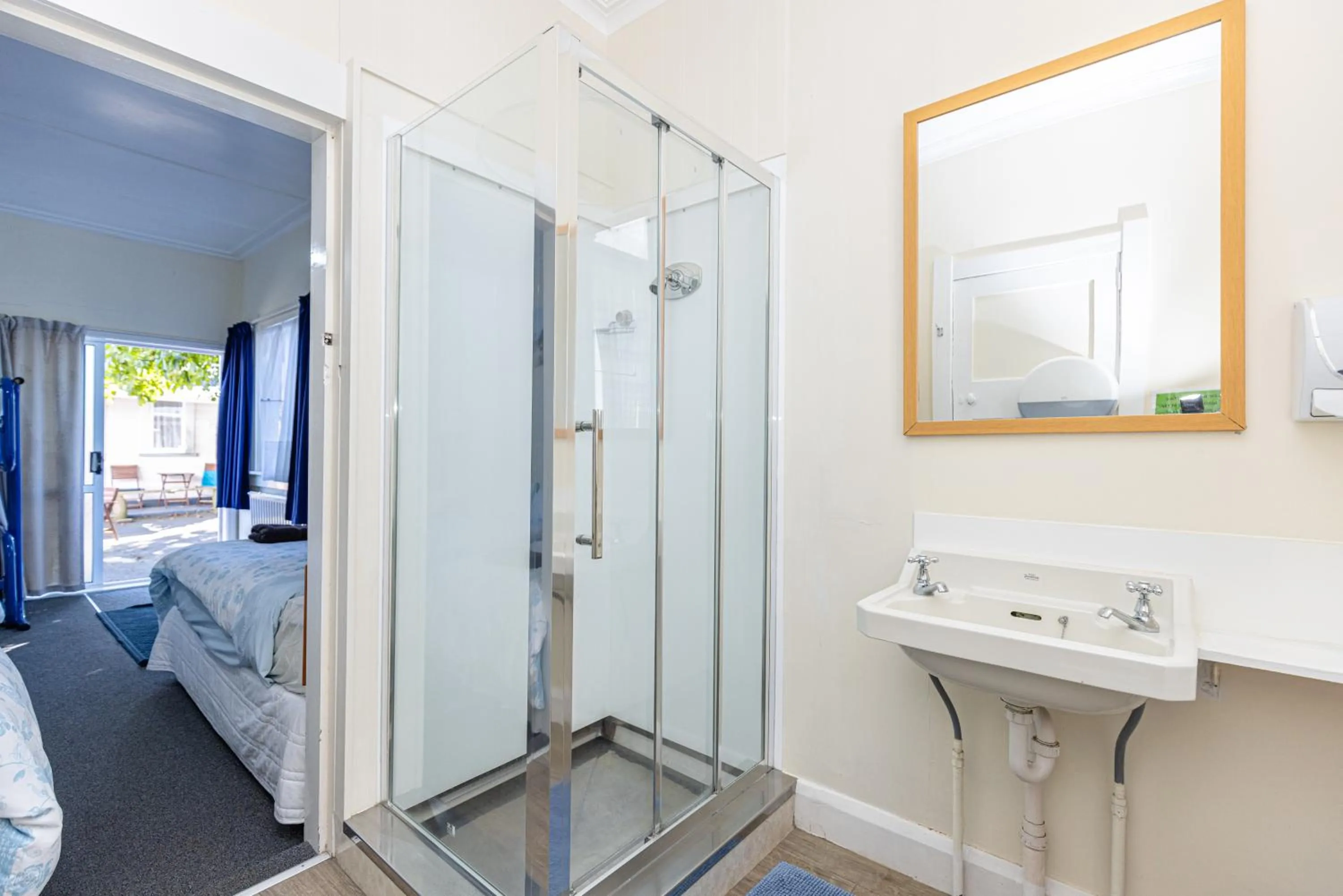 Bathroom in Braemar House B&B and YHA Hostel