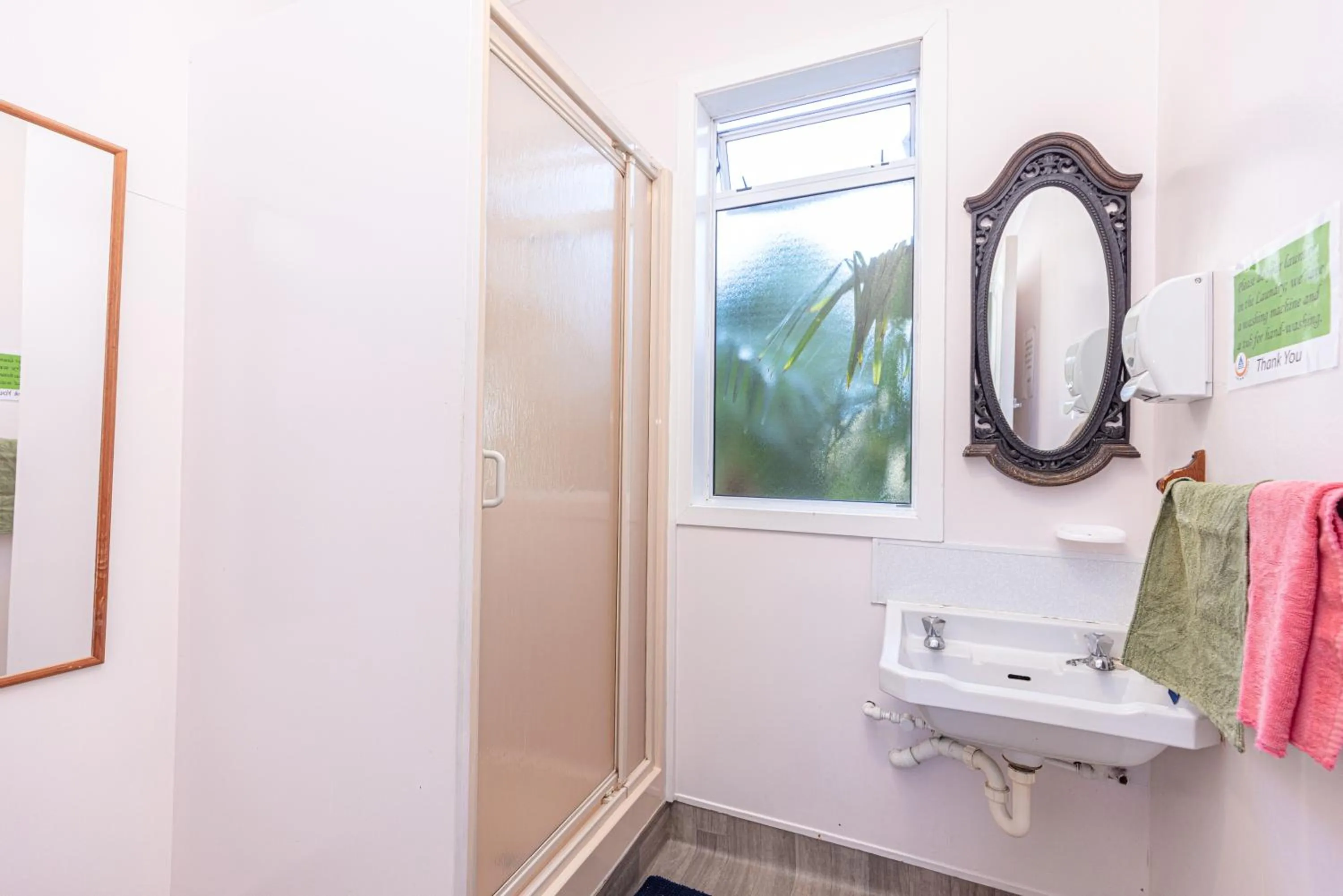 Bathroom in Braemar House B&B and YHA Hostel