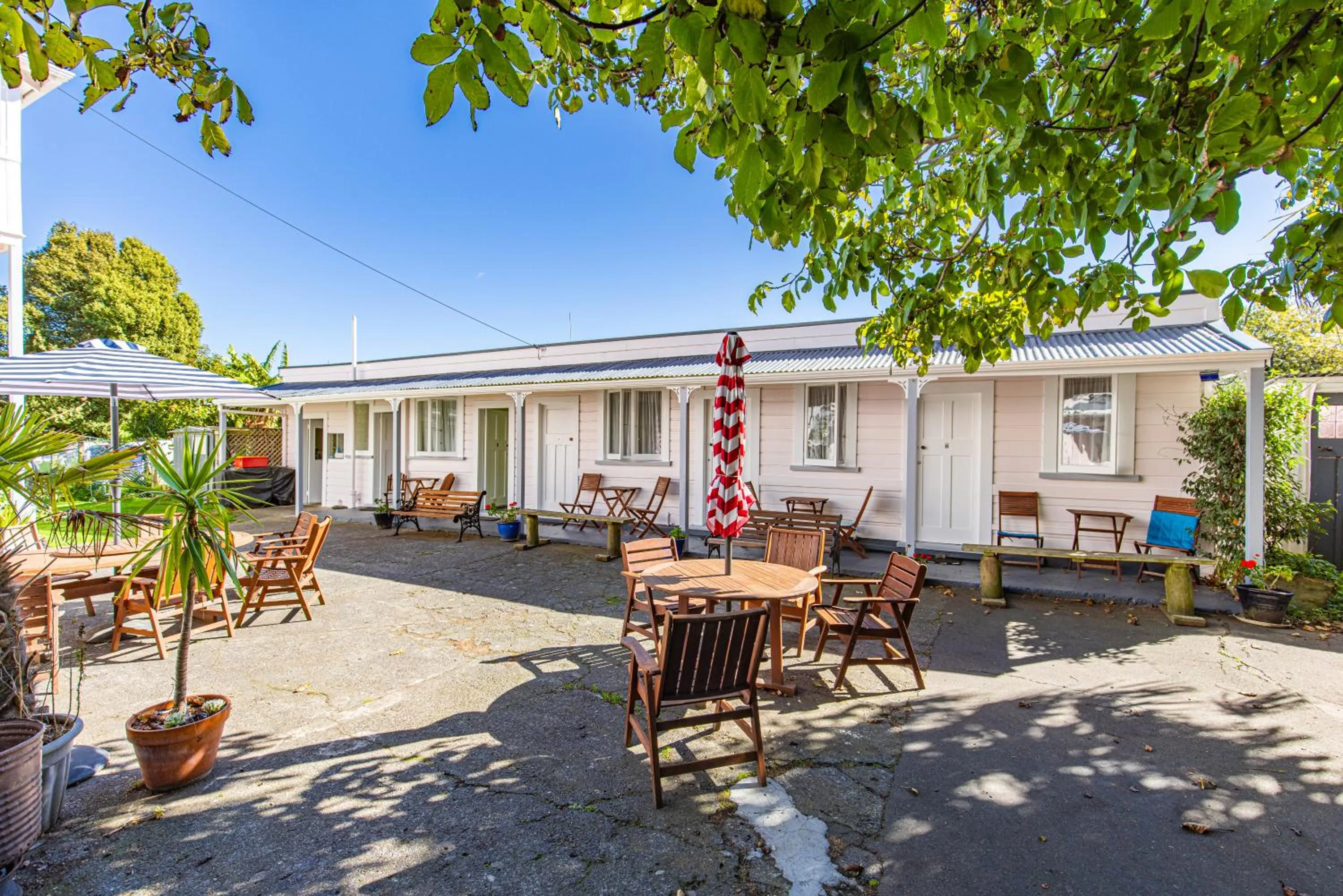 Patio in Braemar House B&B and YHA Hostel