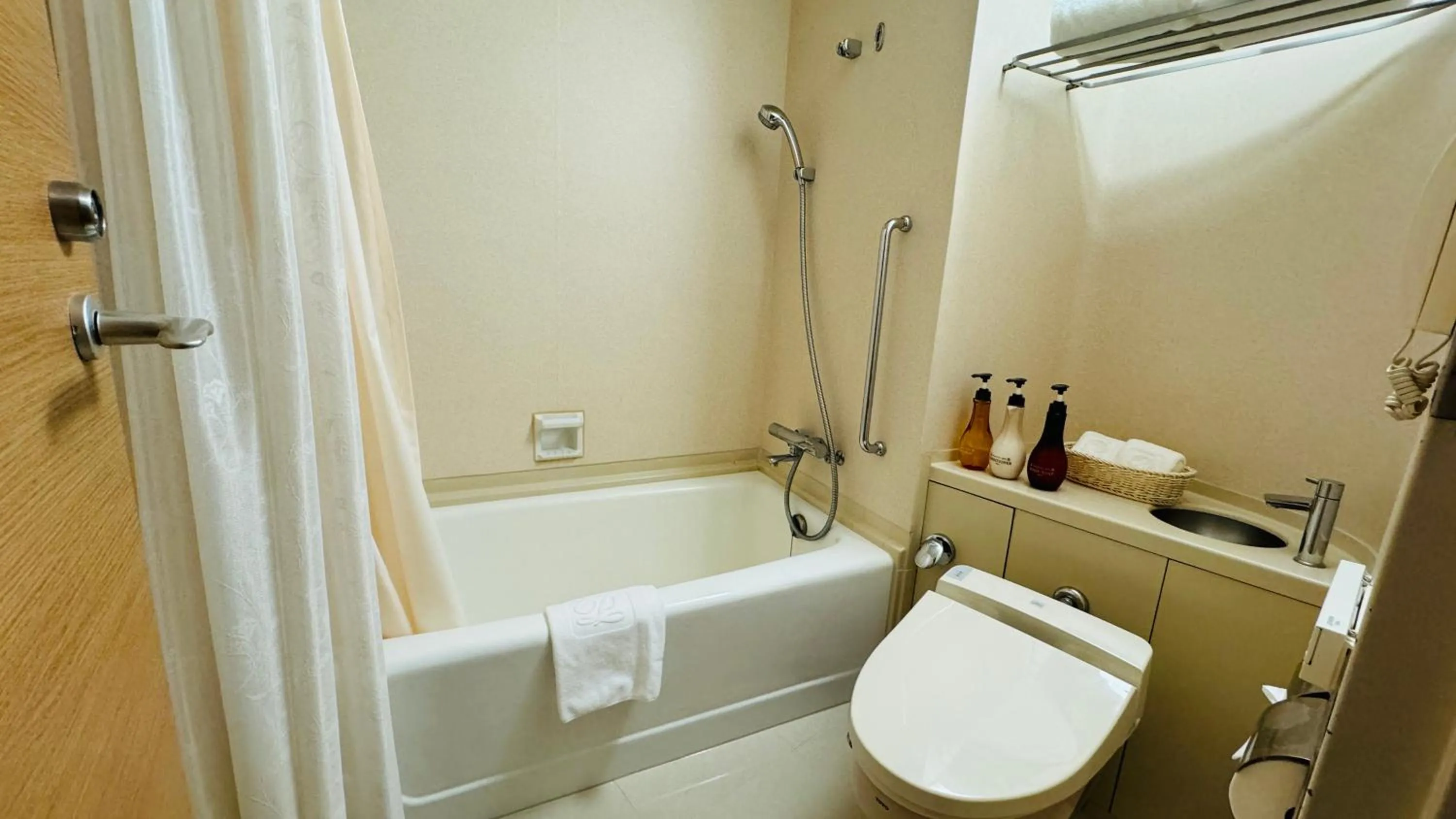 Shower in The Prince Hakone Lake Ashinoko