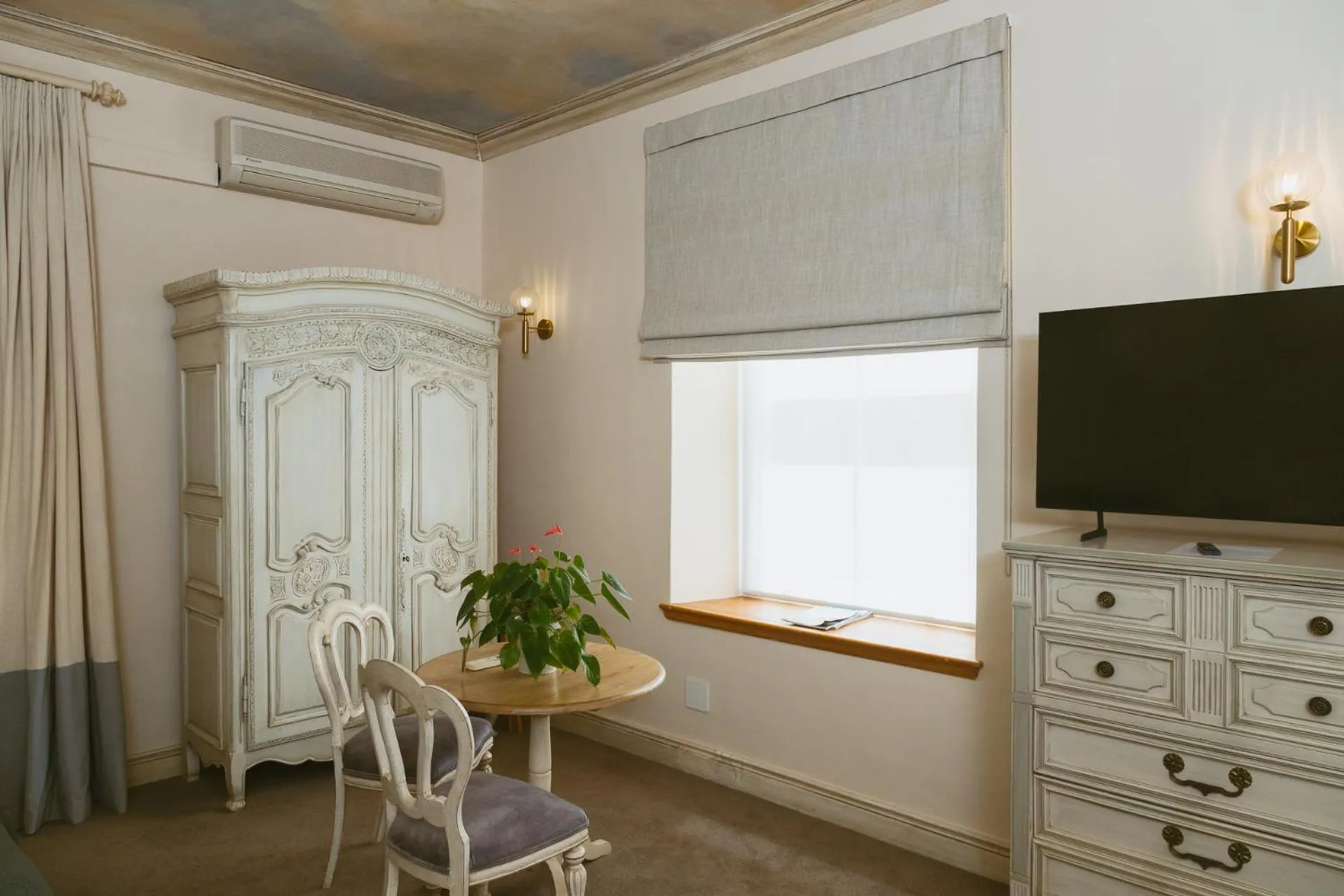 TV and multimedia in Auberge Clermont