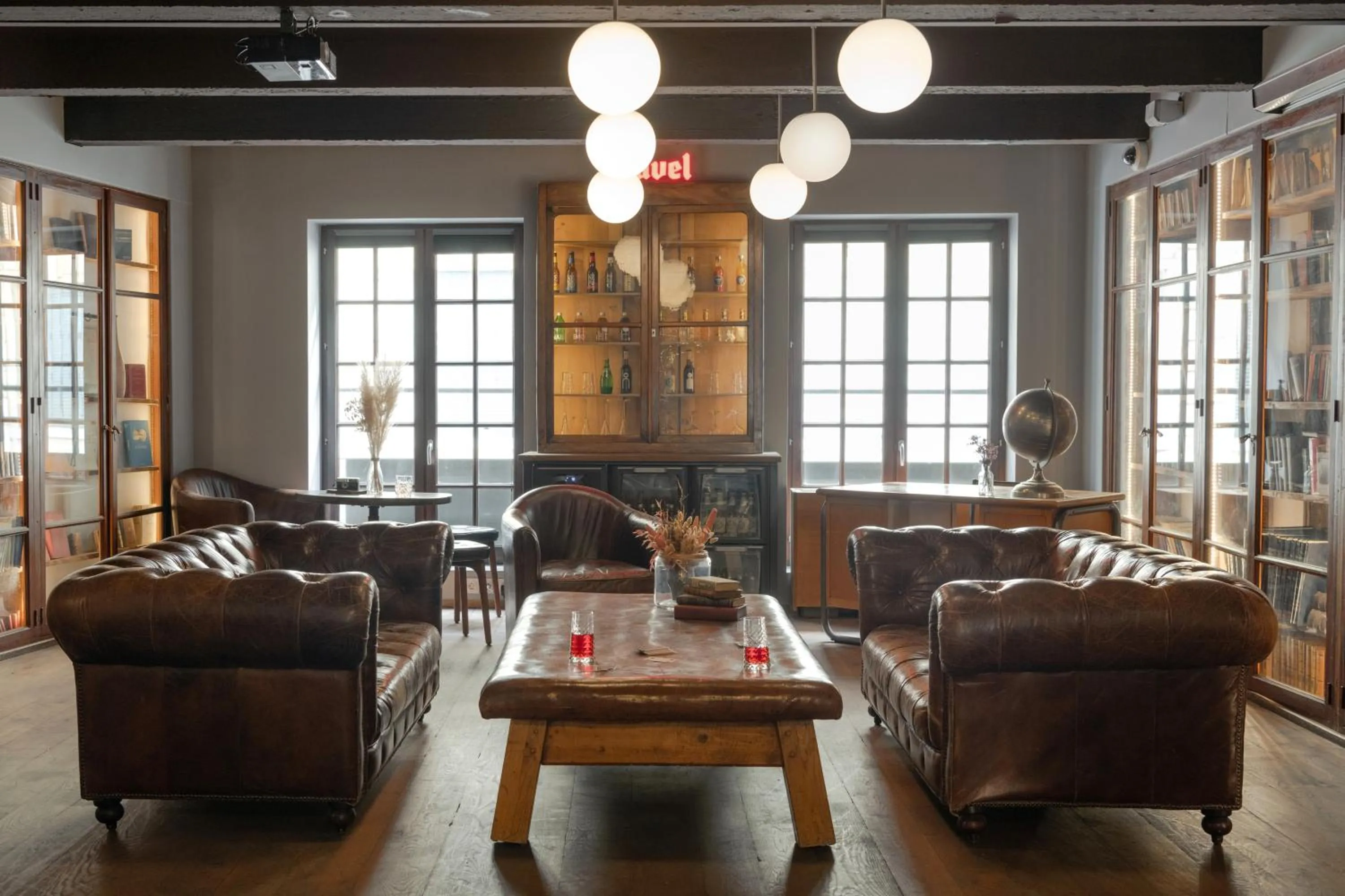 Property building in Collège Hôtel