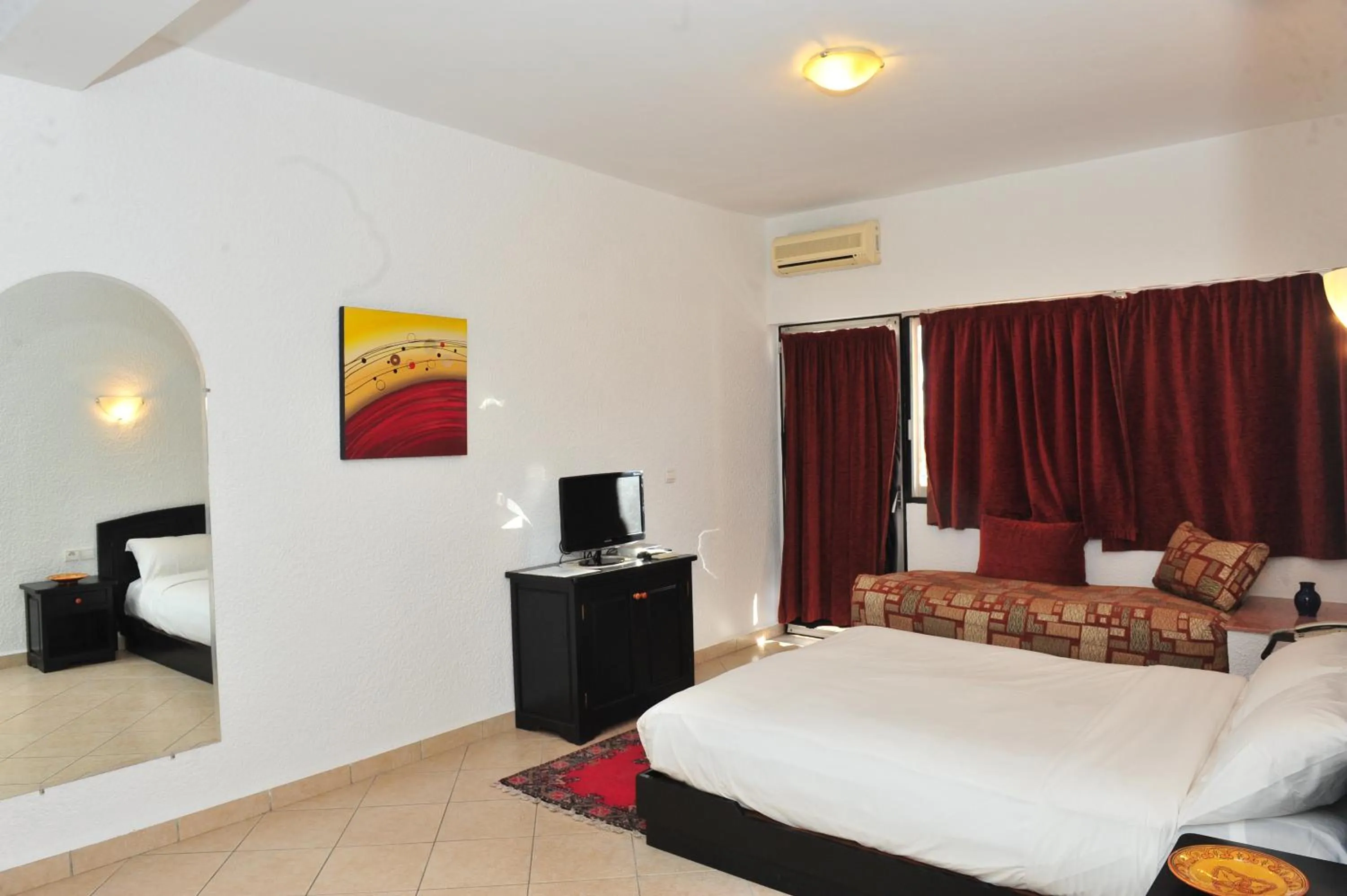 Communal lounge/ TV room, Bed in Studiotel Afoud