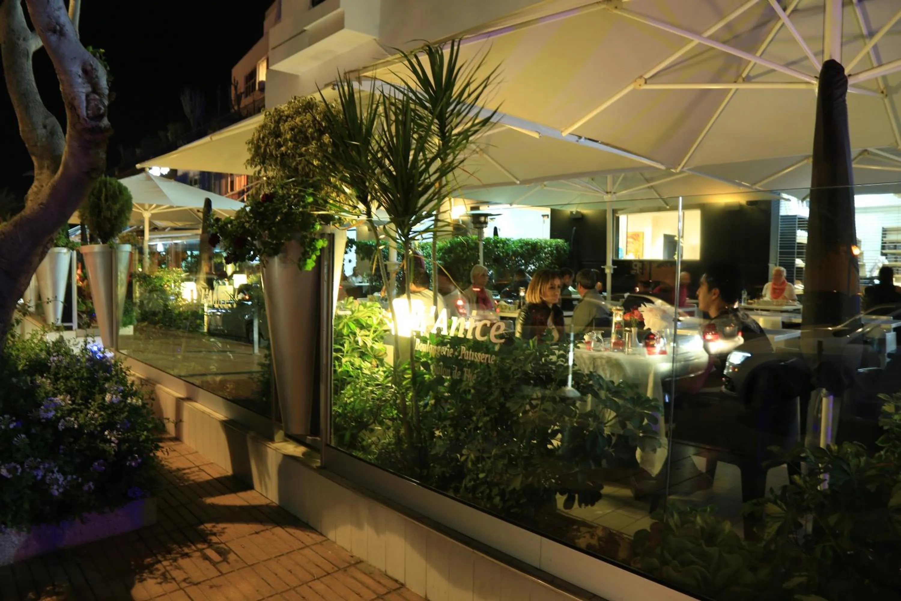 Restaurant/places to eat in Studiotel Afoud