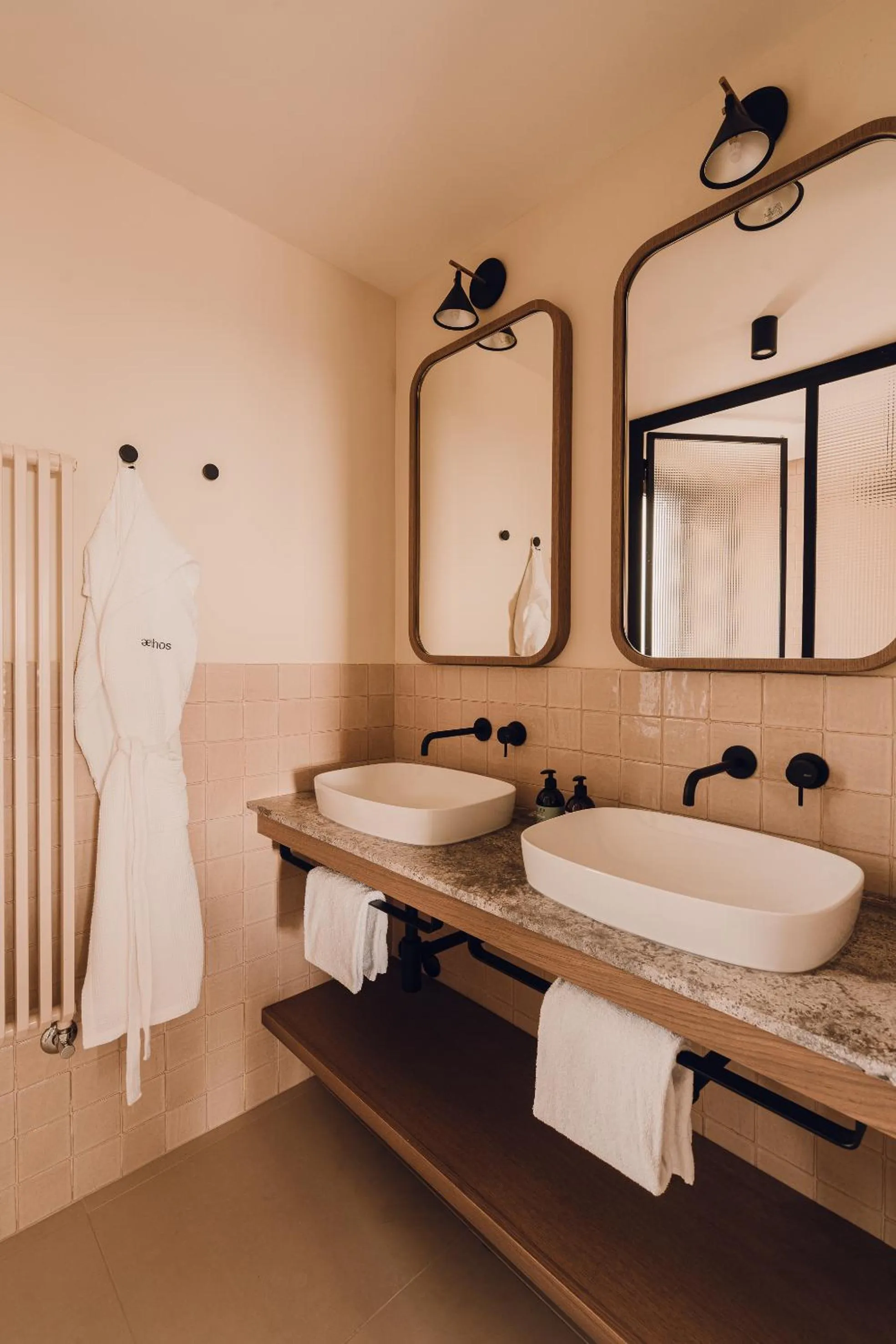 Bathroom in Aethos Saragano