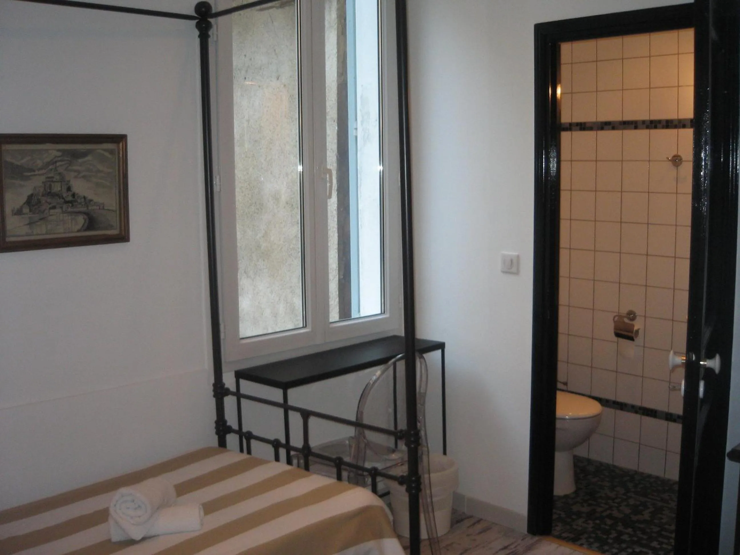 Photo of the whole room, Bed in Chanteclair