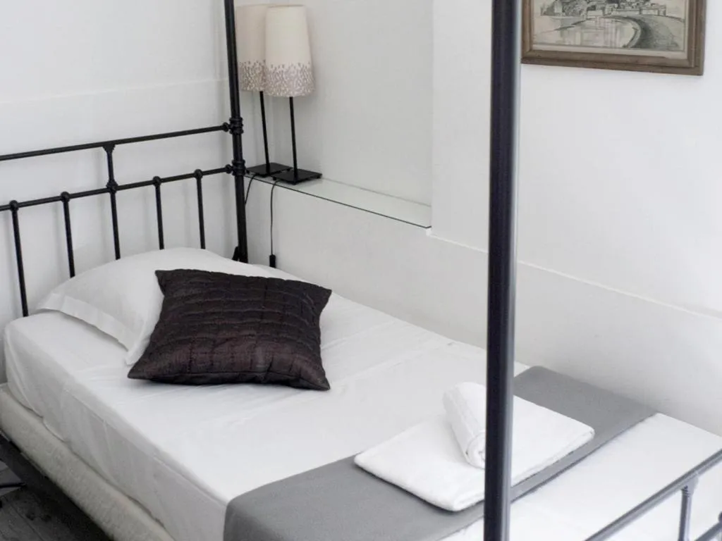 Bedroom, Bed in Chanteclair