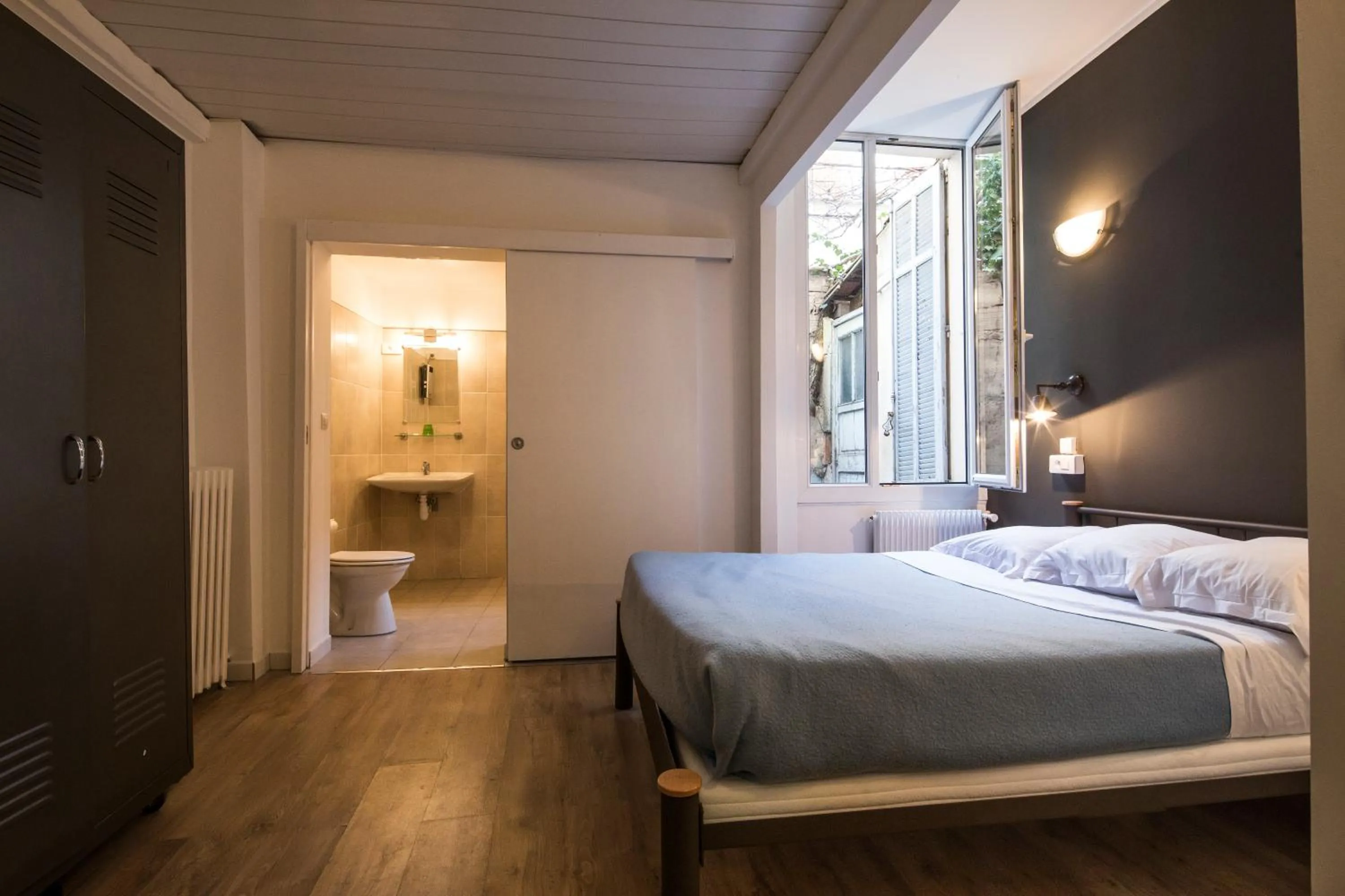 Bedroom, Bed in Chanteclair