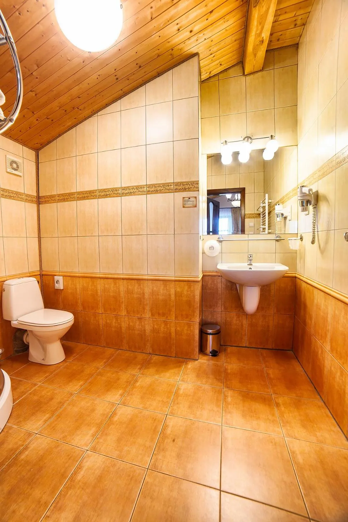 Bathroom in Hotel Dworek Wapionka