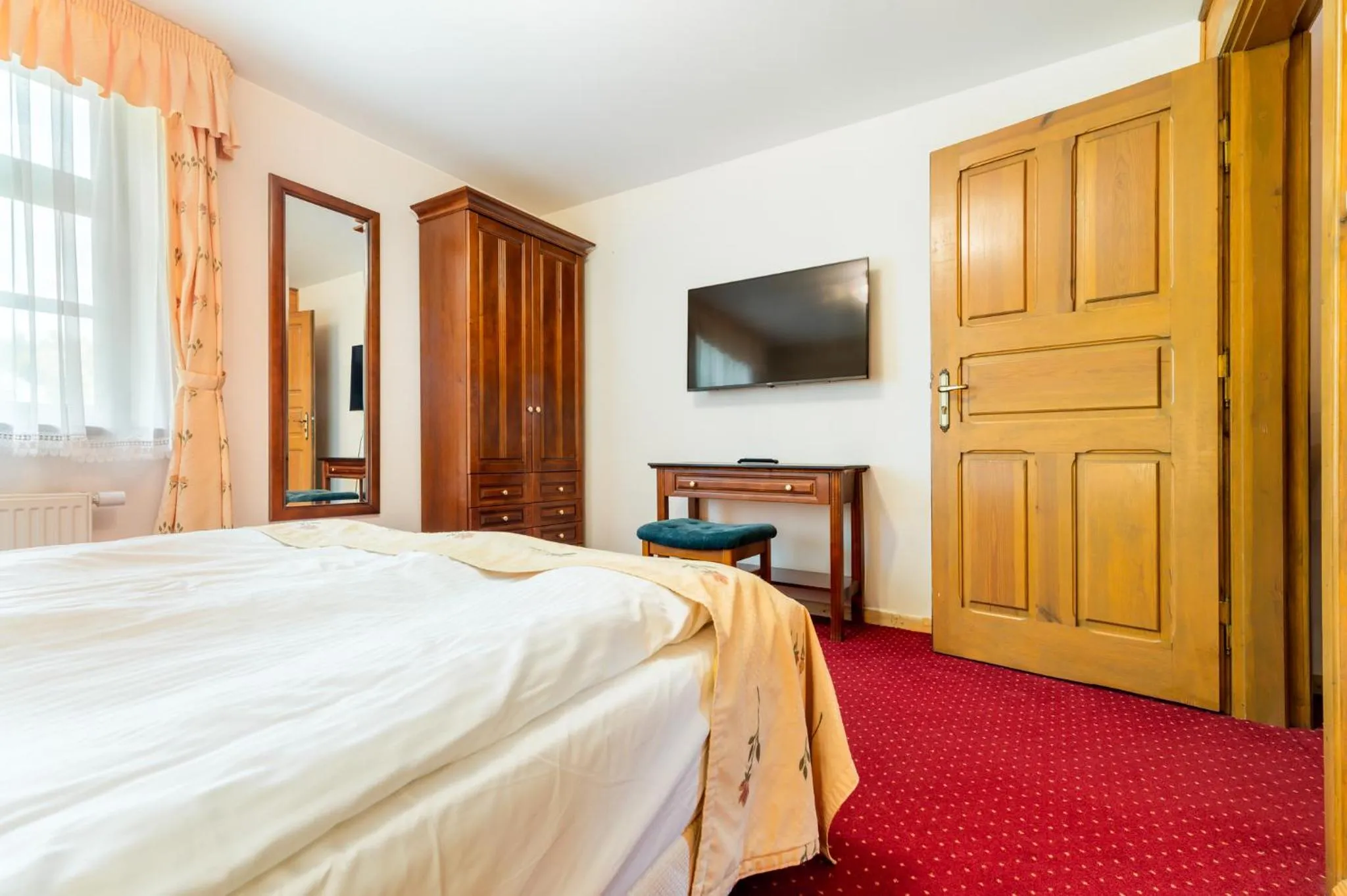 Bedroom, Bed in Hotel Dworek Wapionka