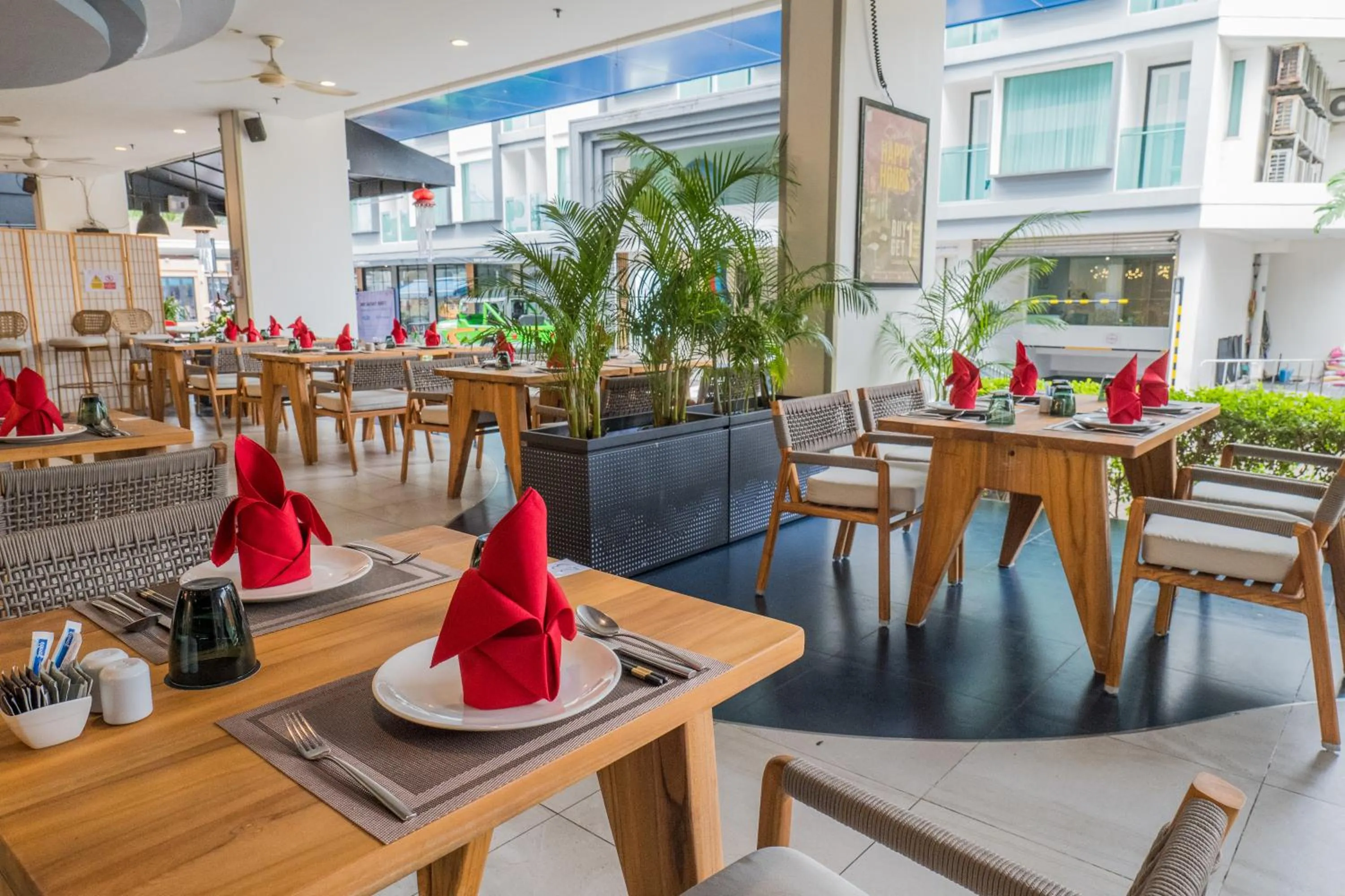 Restaurant/places to eat in Hotel Clover Patong Phuket - SHA Plus