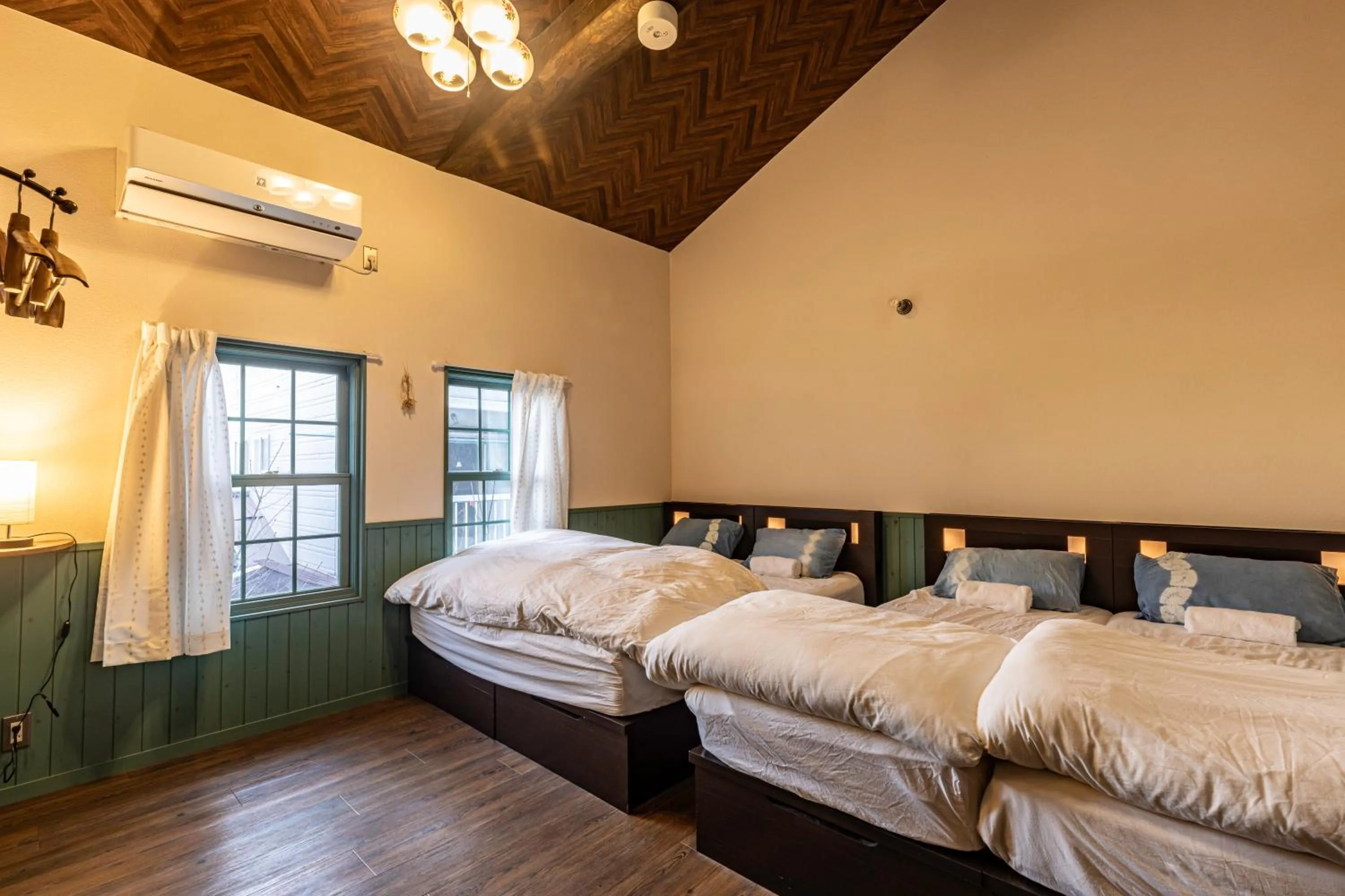 Photo of the whole room, Bed in HoNoDo COBO